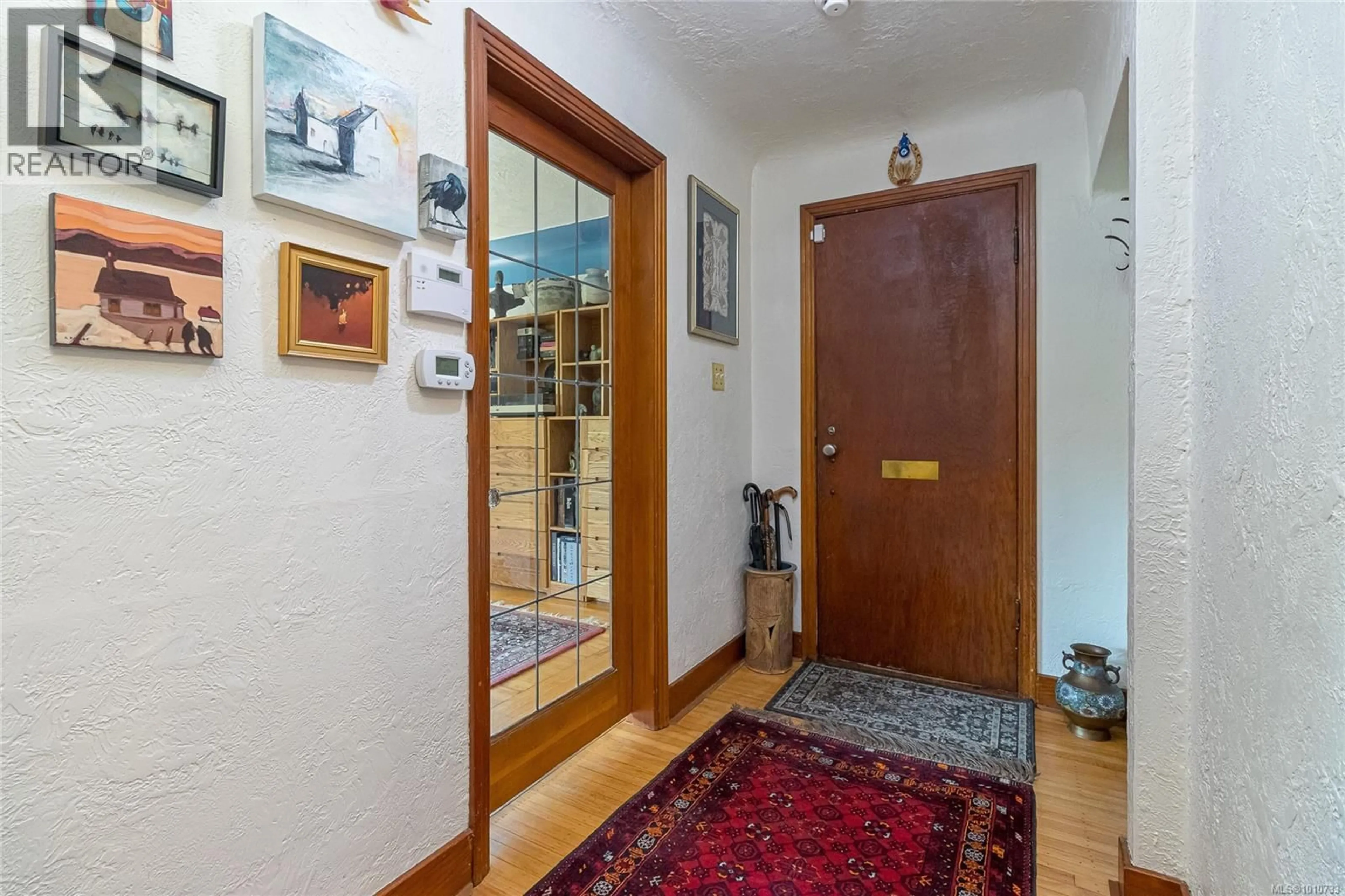 Indoor foyer for 1166 BURDETT AVENUE, Victoria British Columbia V8V3H2