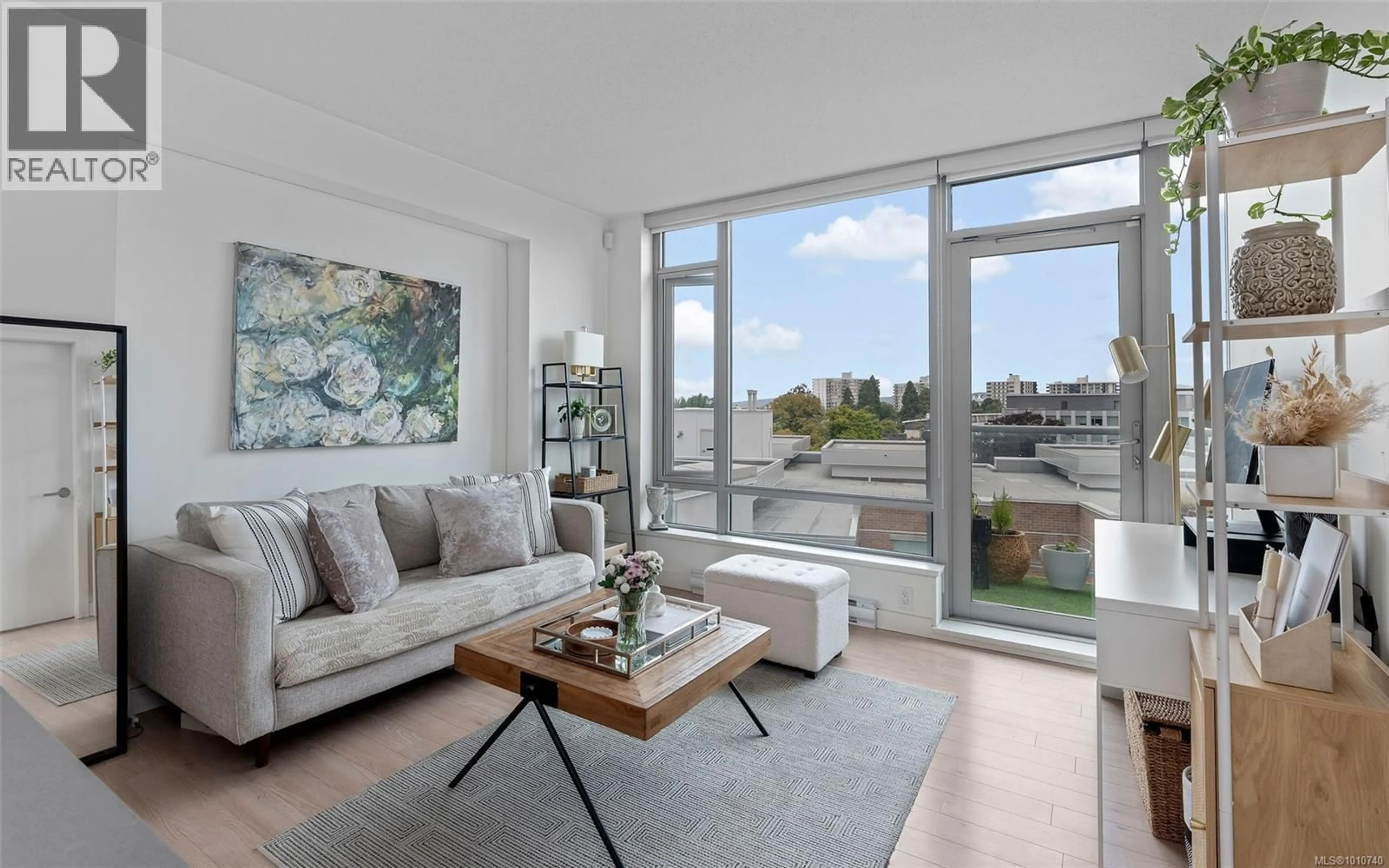 Living room with furniture, unknown for 604 - 646 MICHIGAN STREET, Victoria British Columbia V8V0B7