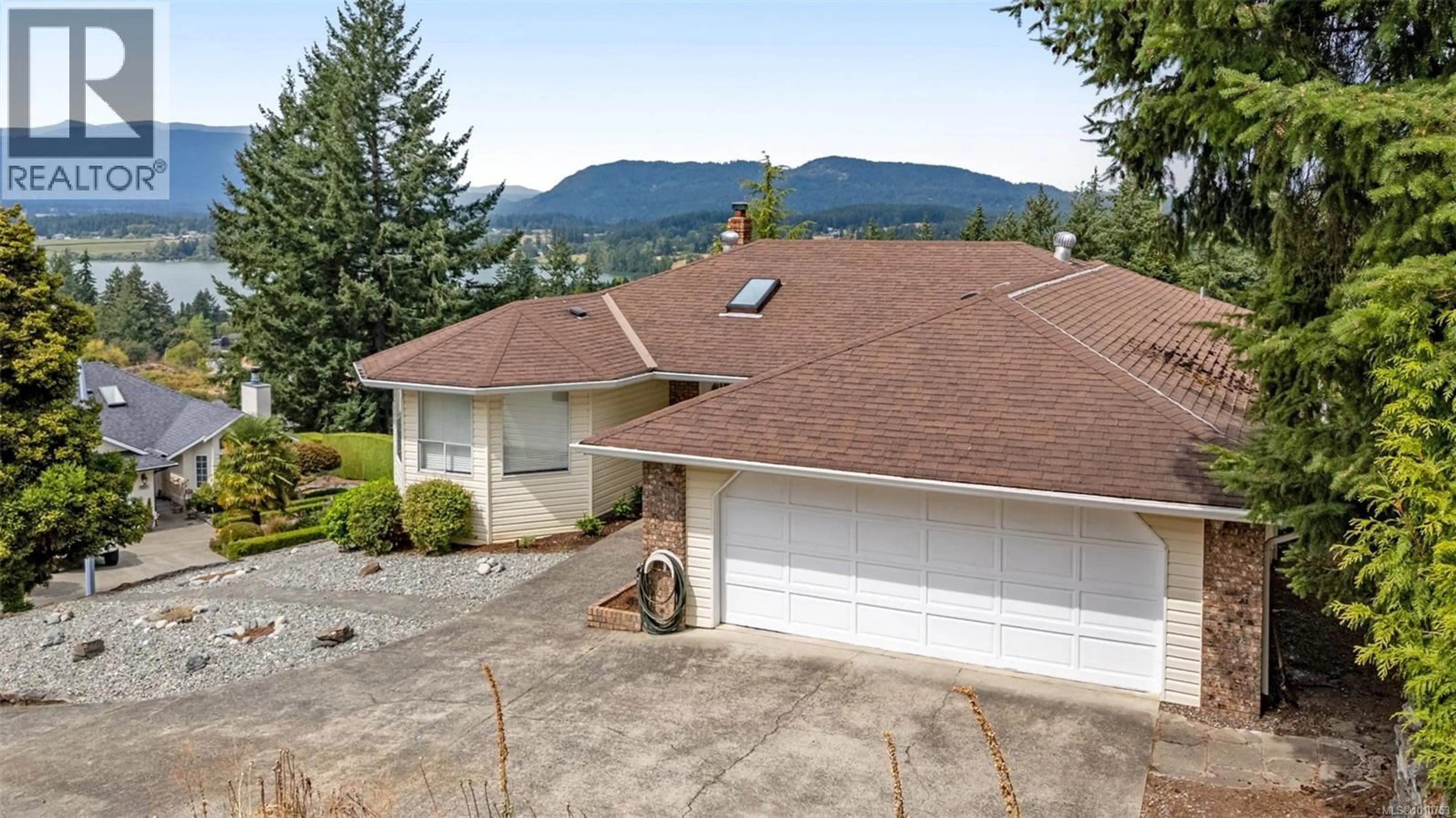 Home with vinyl exterior material, mountain view for 1500 THOMSON TERRACE, Duncan British Columbia V9L5P9