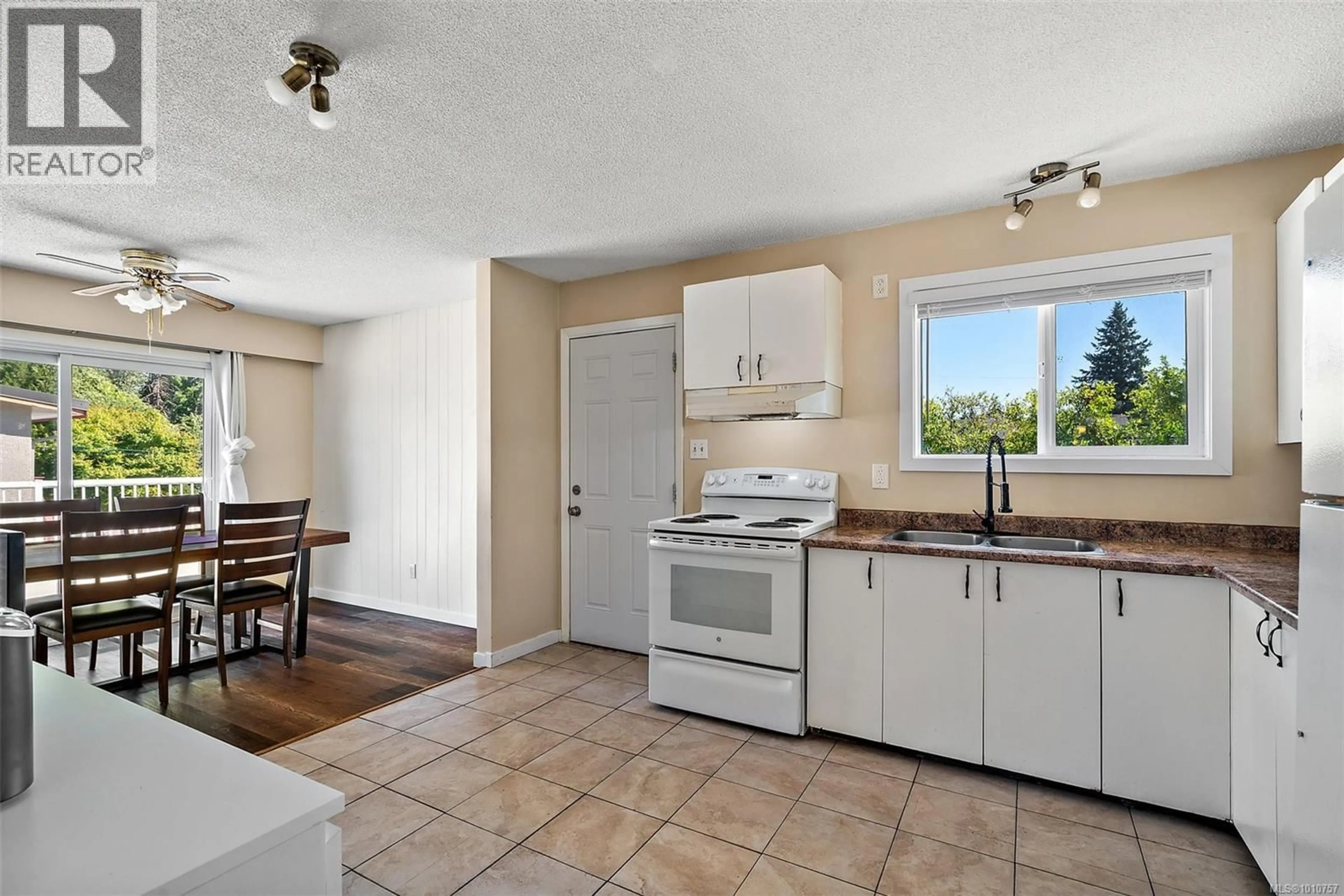 Standard kitchen, ceramic/tile floor for 477 HEWGATE STREET, Nanaimo British Columbia V9R1G8