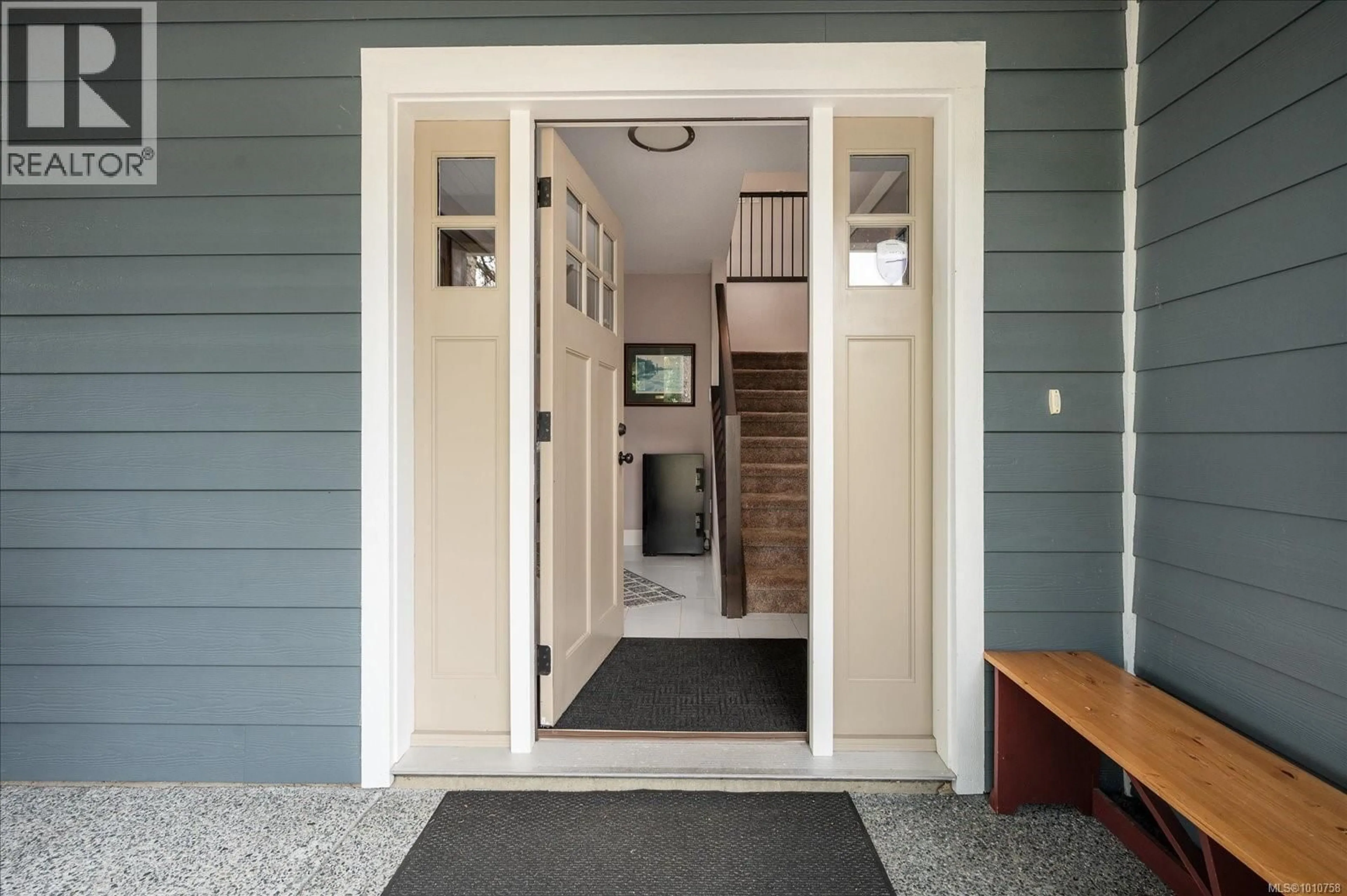 Indoor entryway for 372 CARIBOO DRIVE, Nanaimo British Columbia V9R7E1