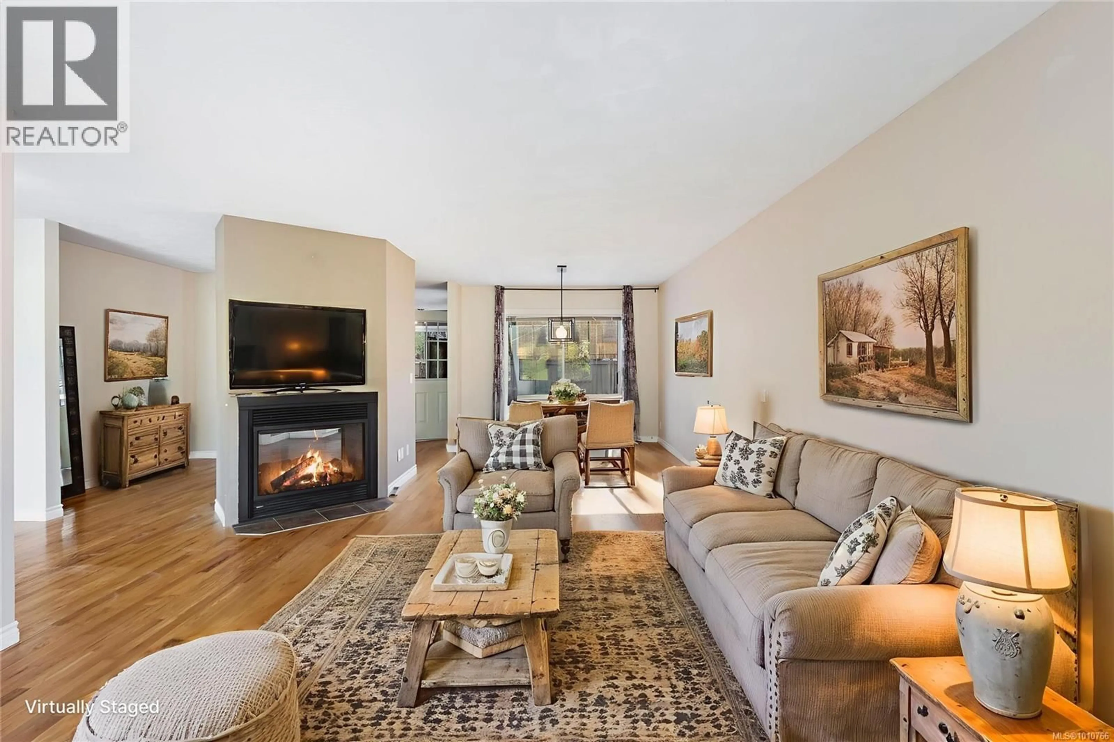 Living room with furniture, unknown for 1184 LUCILLE DRIVE, Central Saanich British Columbia V8M1H6