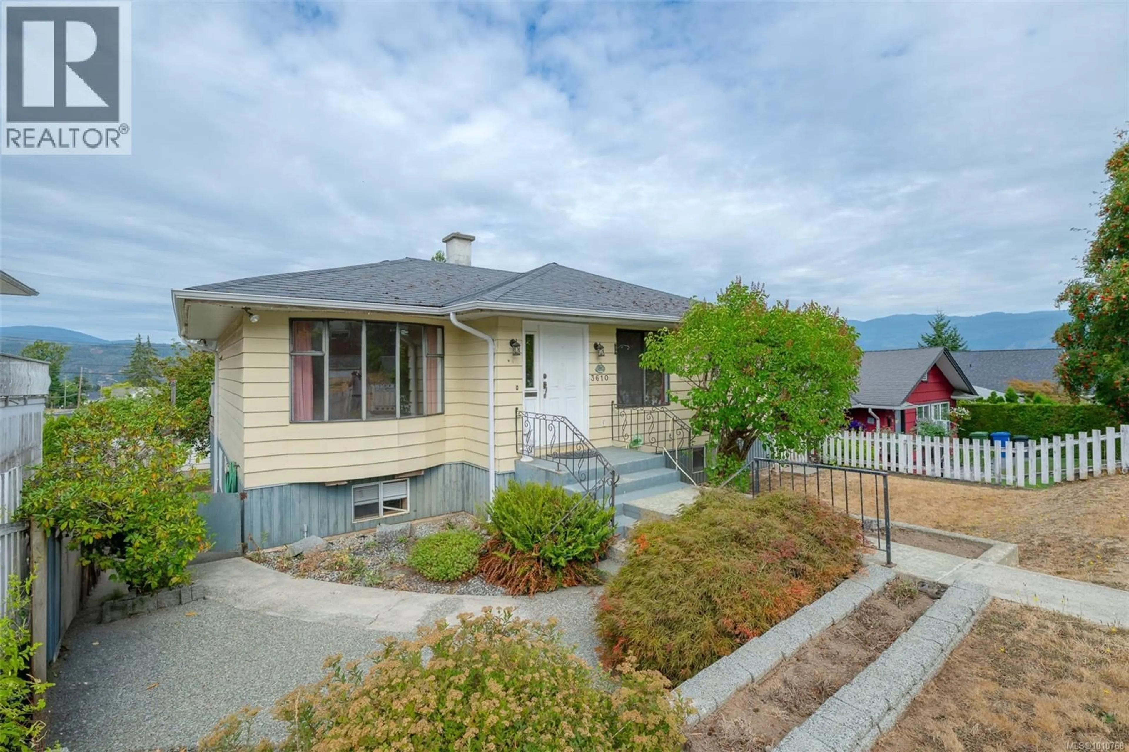 A pic from outside/outdoor area/front of a property/back of a property/a pic from drone, street for 3610 16TH AVENUE, Port Alberni British Columbia V9Y5E2