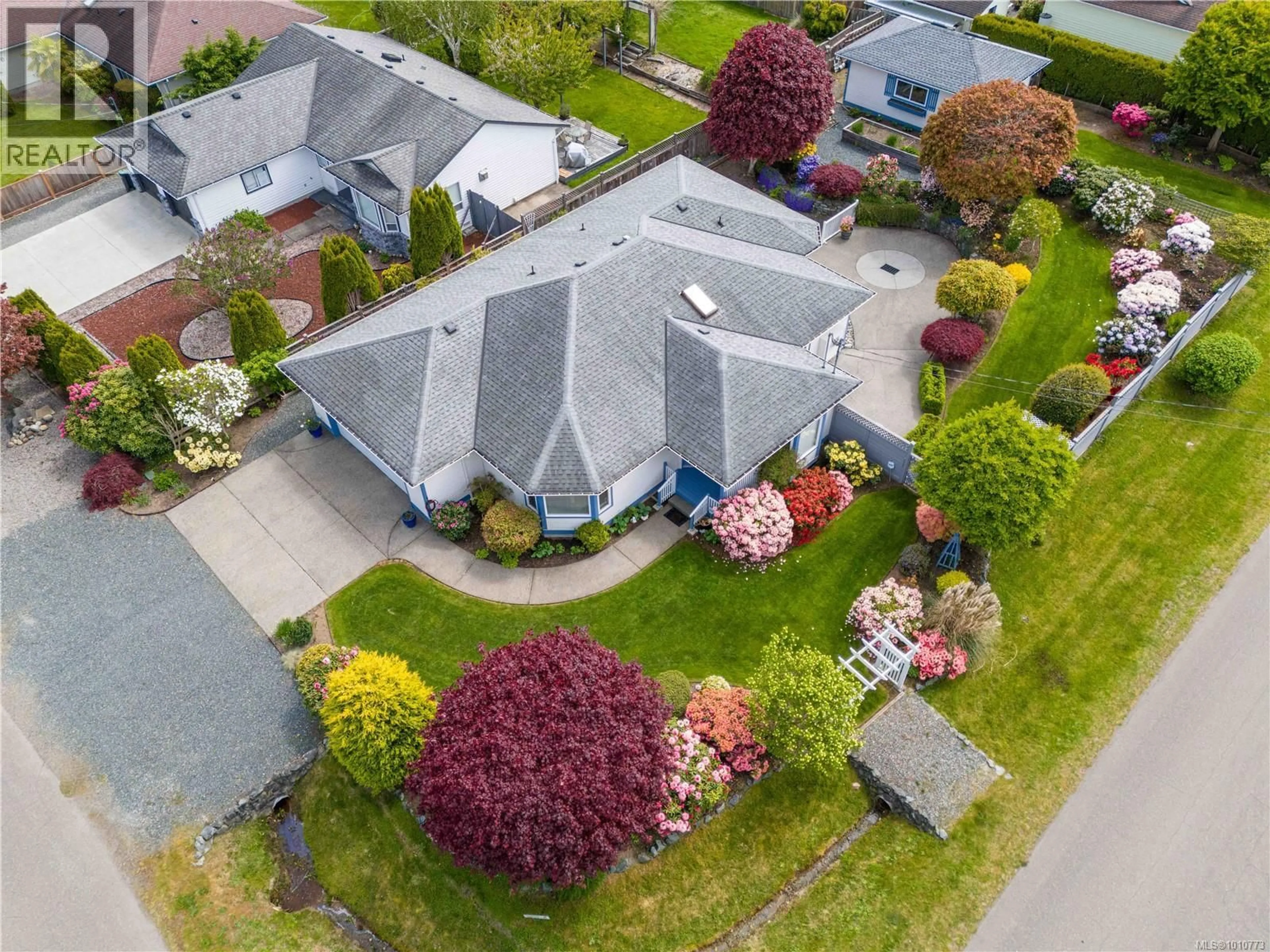 A pic from outside/outdoor area/front of a property/back of a property/a pic from drone, street for 785 NICOLLS DRIVE, Parksville British Columbia V9P1W9