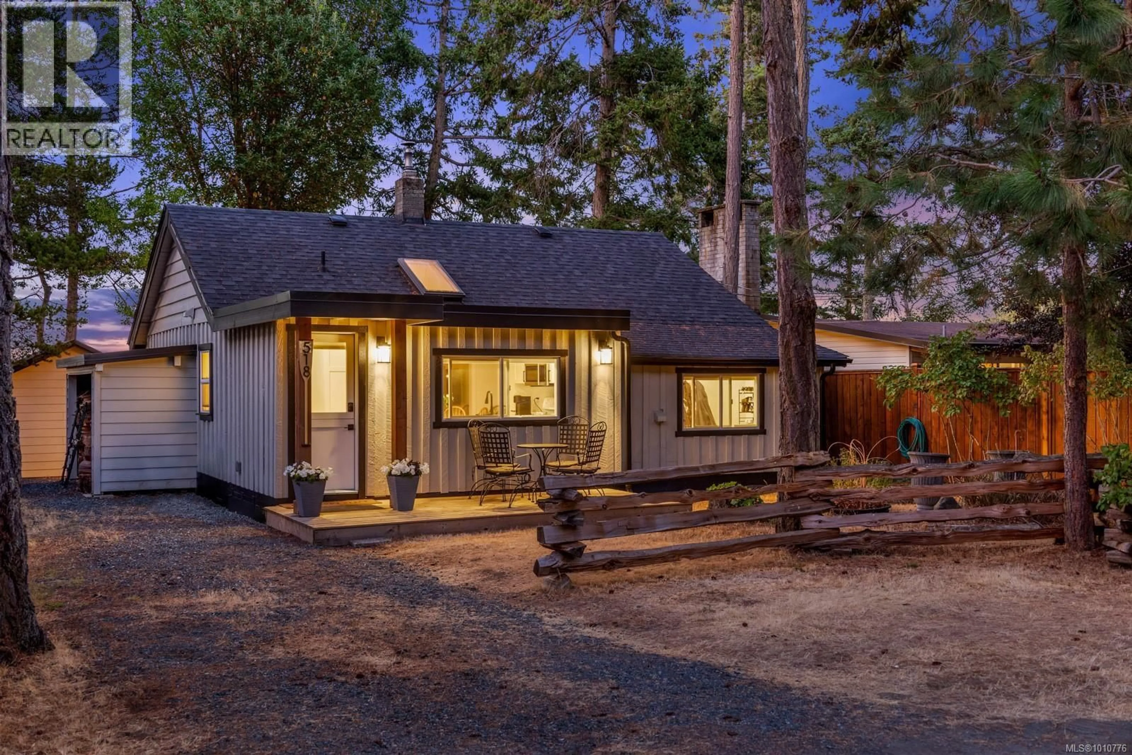 Home with vinyl exterior material, street for 518 WINDSLOW ROAD, Comox British Columbia V9M3T8