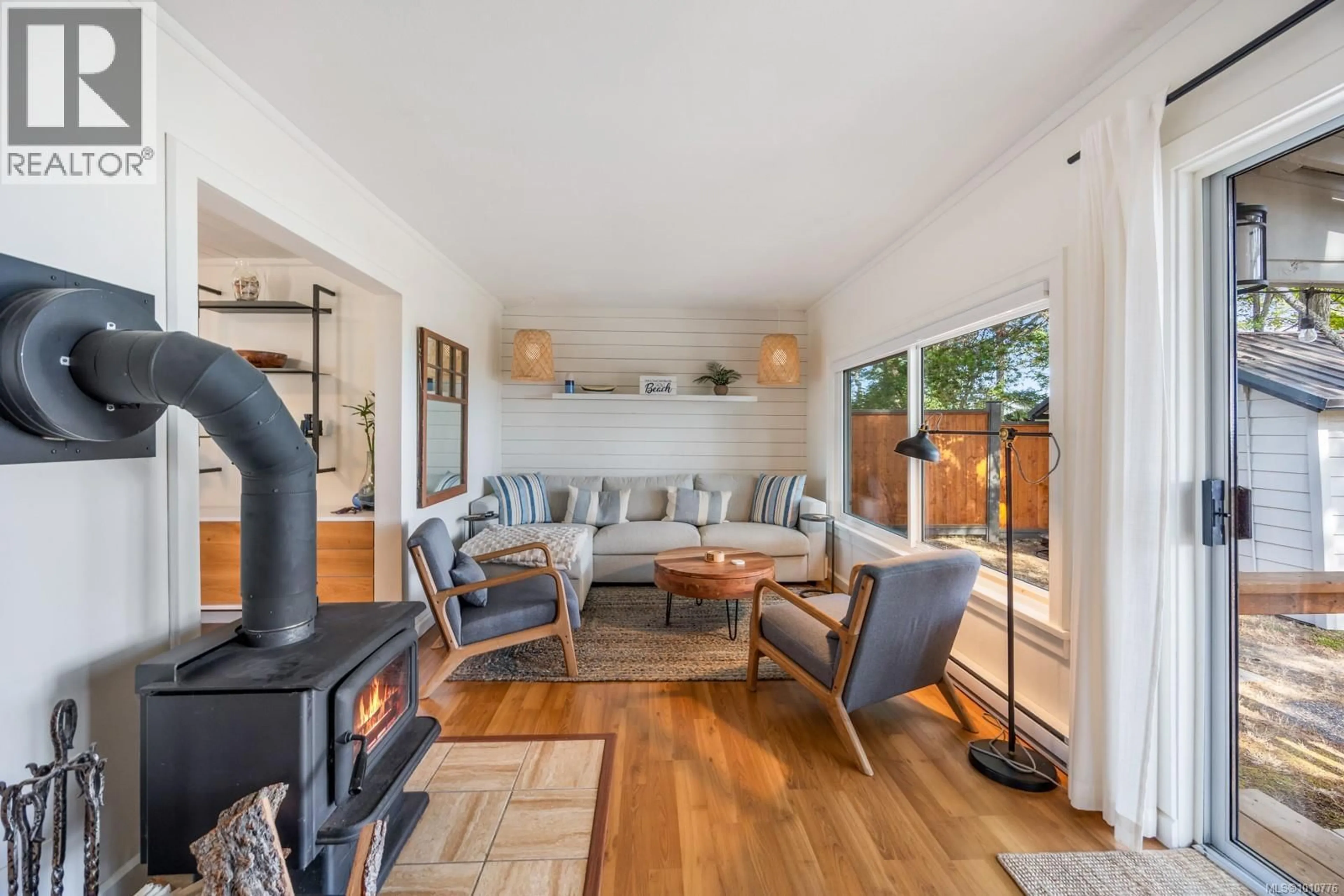 Living room with furniture, unknown for 518 WINDSLOW ROAD, Comox British Columbia V9M3T8