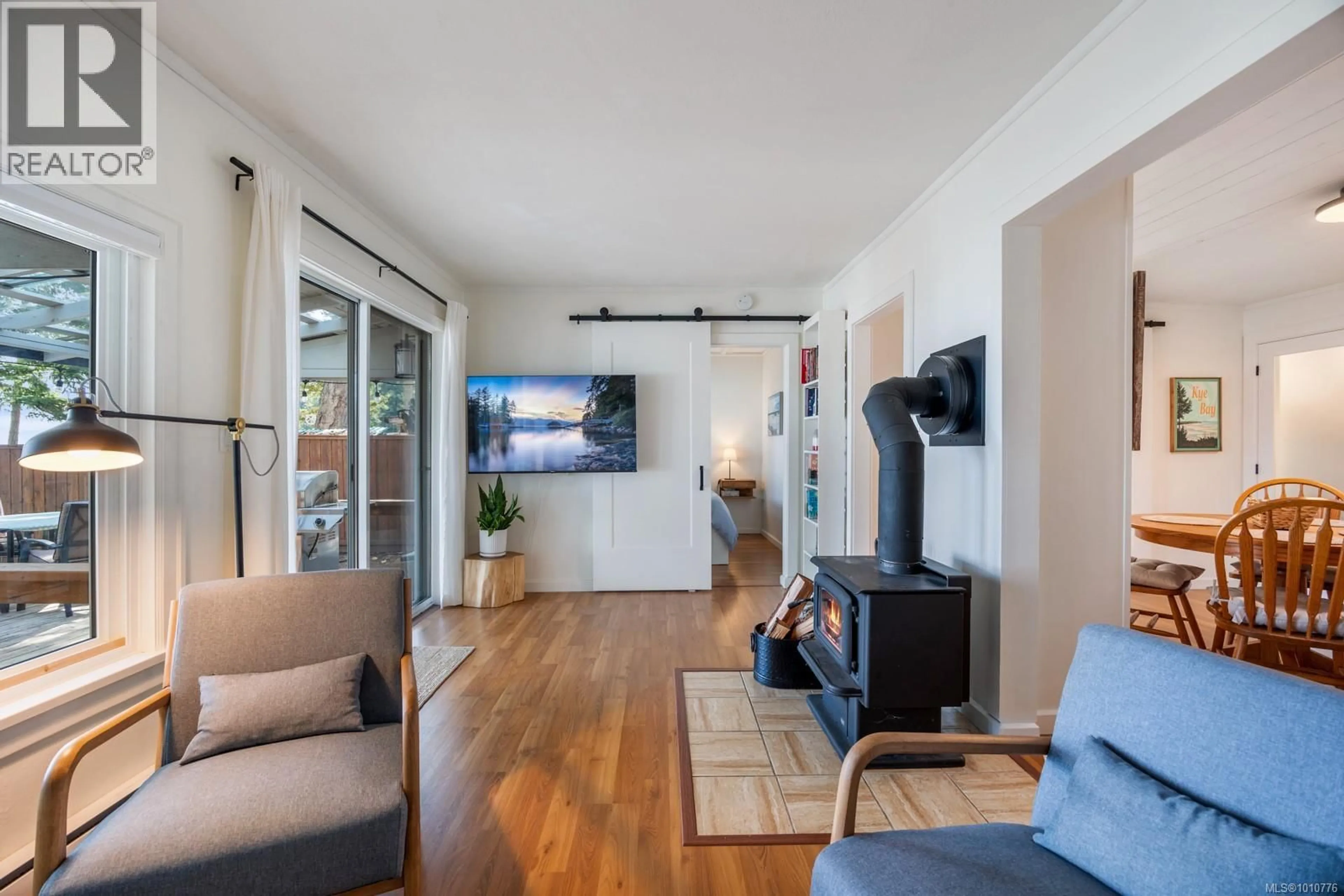 Living room with furniture, wood/laminate floor for 518 WINDSLOW ROAD, Comox British Columbia V9M3T8