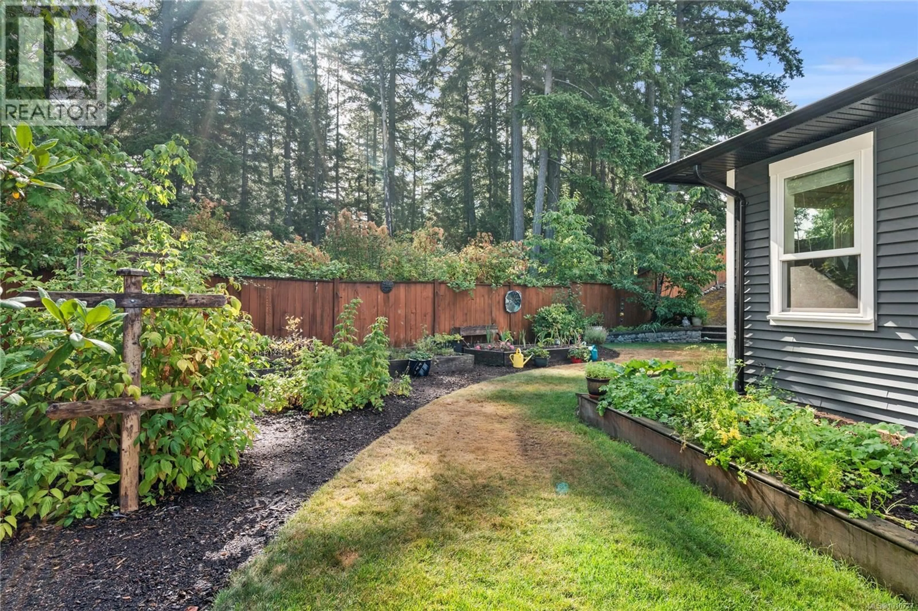 Patio, forest/trees view for 512 MARTINA WAY, Nanaimo British Columbia V9T0E2