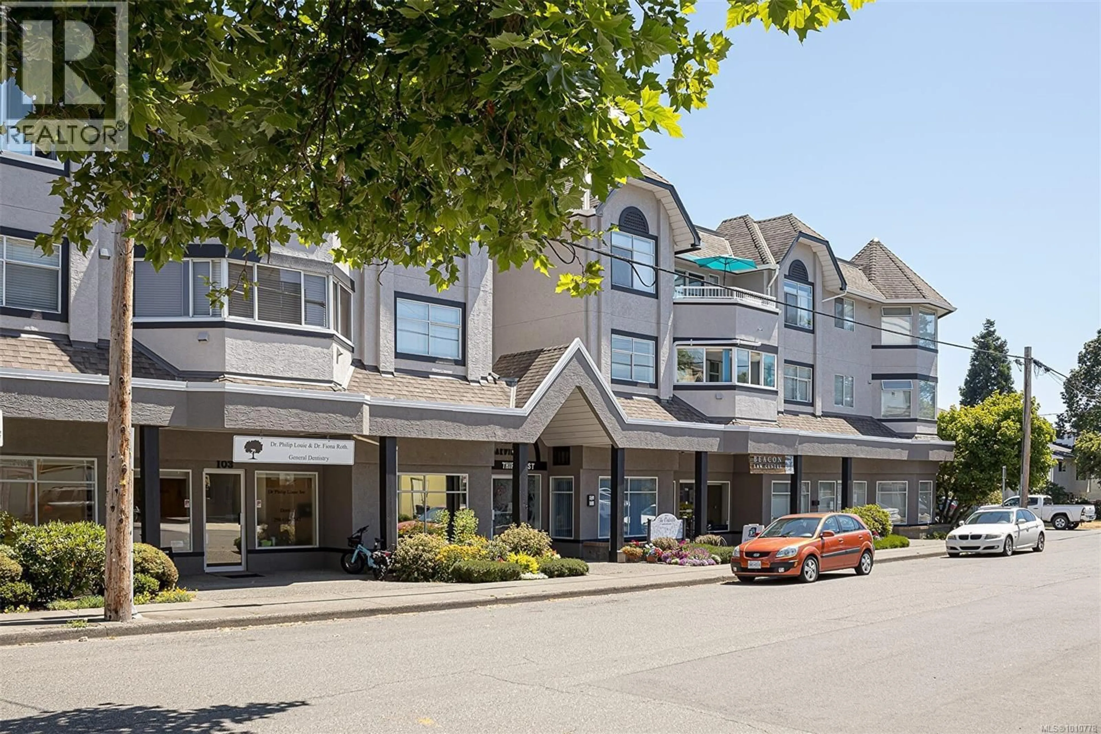 Patio, mountain view for 204 - 9717 THIRD STREET, Sidney British Columbia V8L3A3