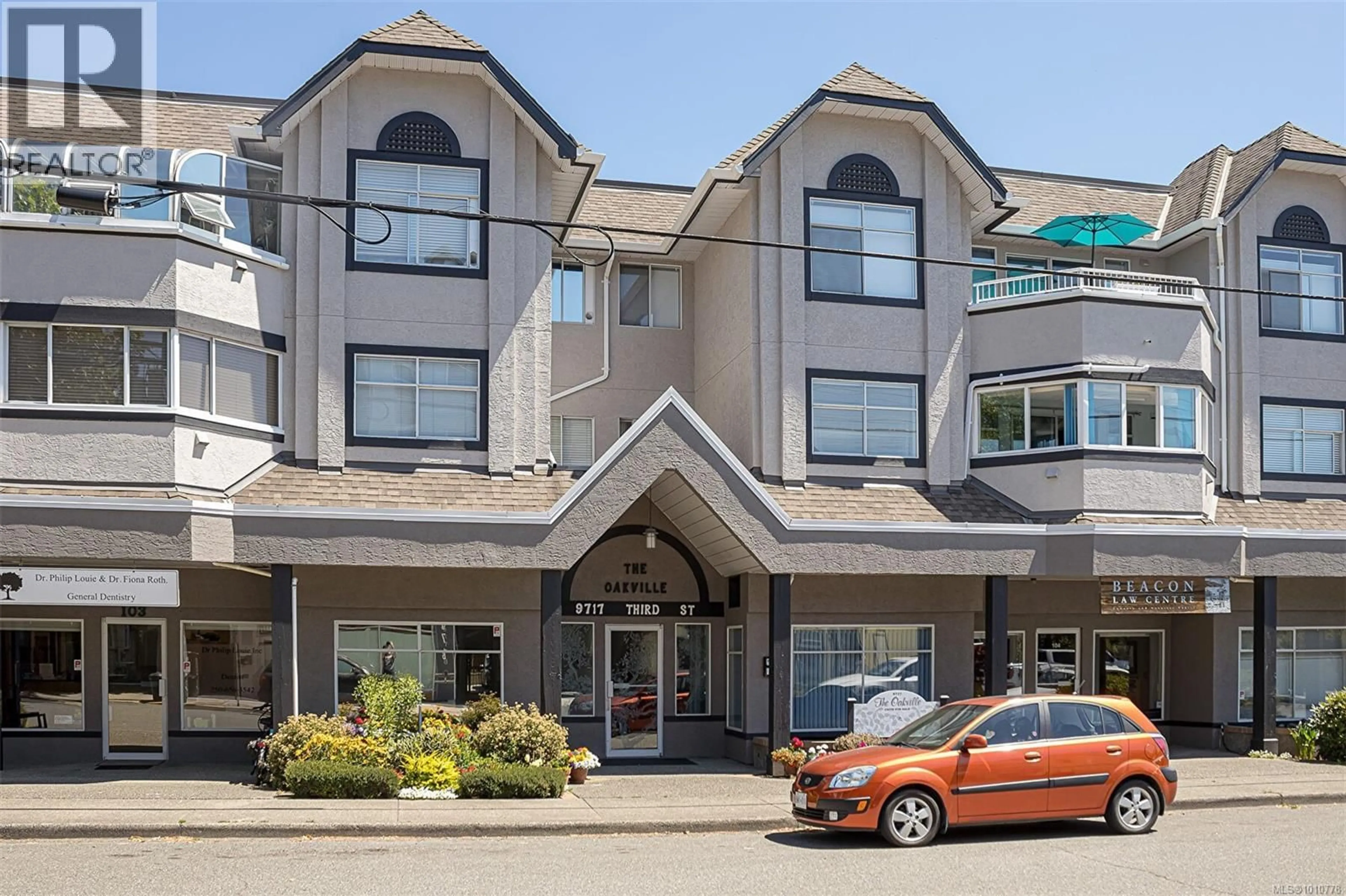 Indoor foyer for 204 - 9717 THIRD STREET, Sidney British Columbia V8L3A3