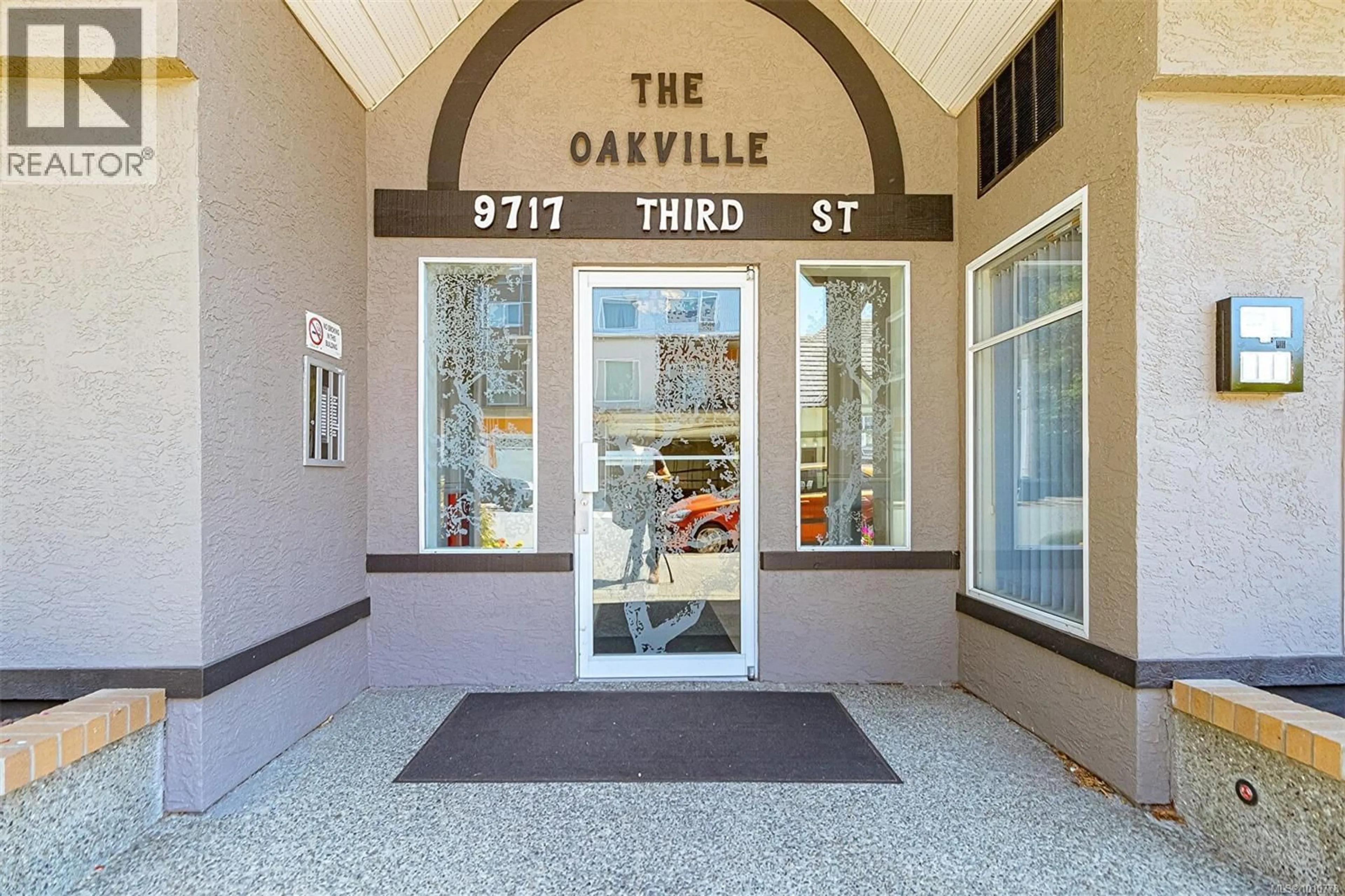 Indoor foyer for 204 - 9717 THIRD STREET, Sidney British Columbia V8L3A3