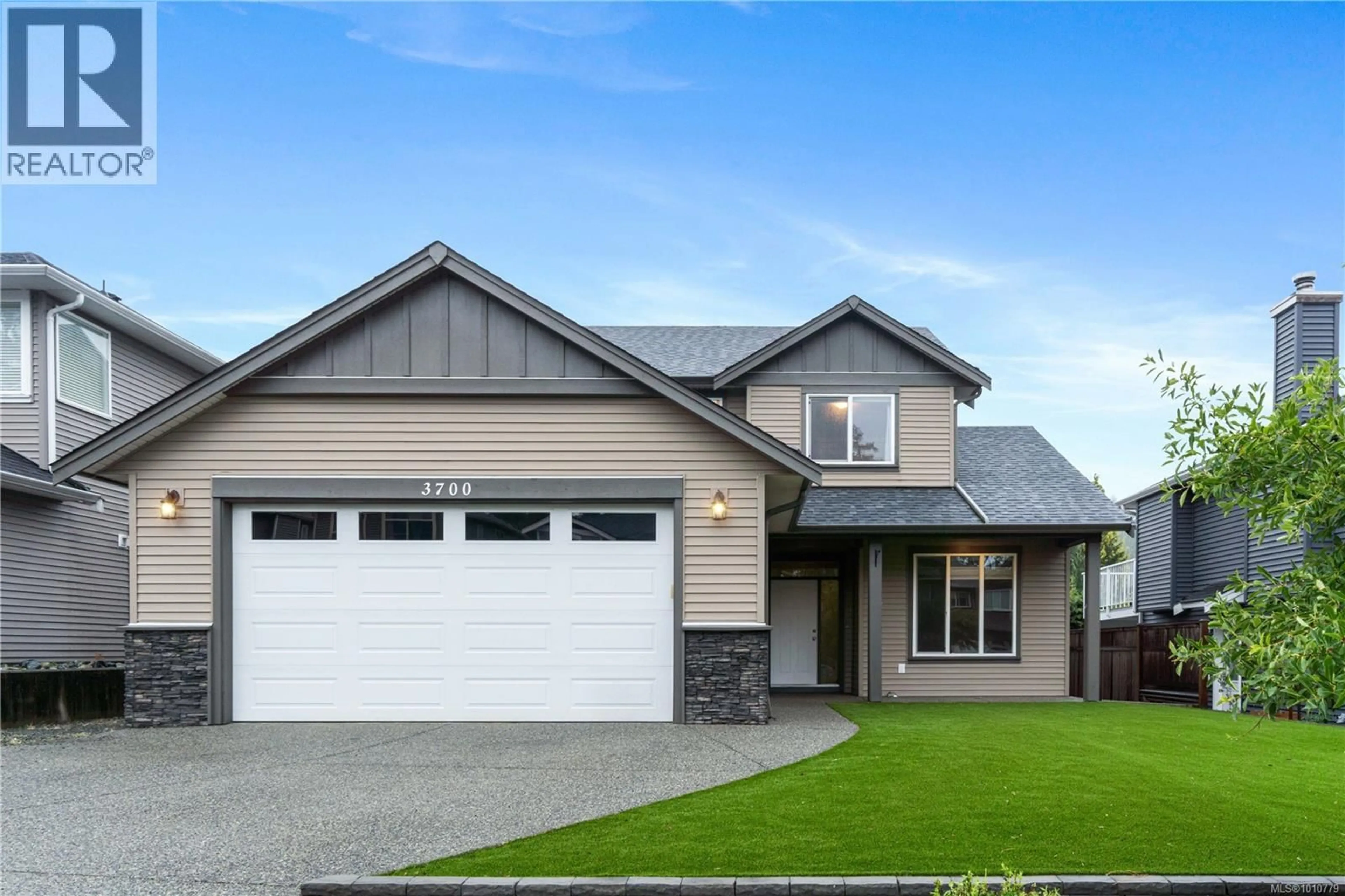 Home with vinyl exterior material, street for 3700 REYNOLDS ROAD, Nanaimo British Columbia V9T0J4
