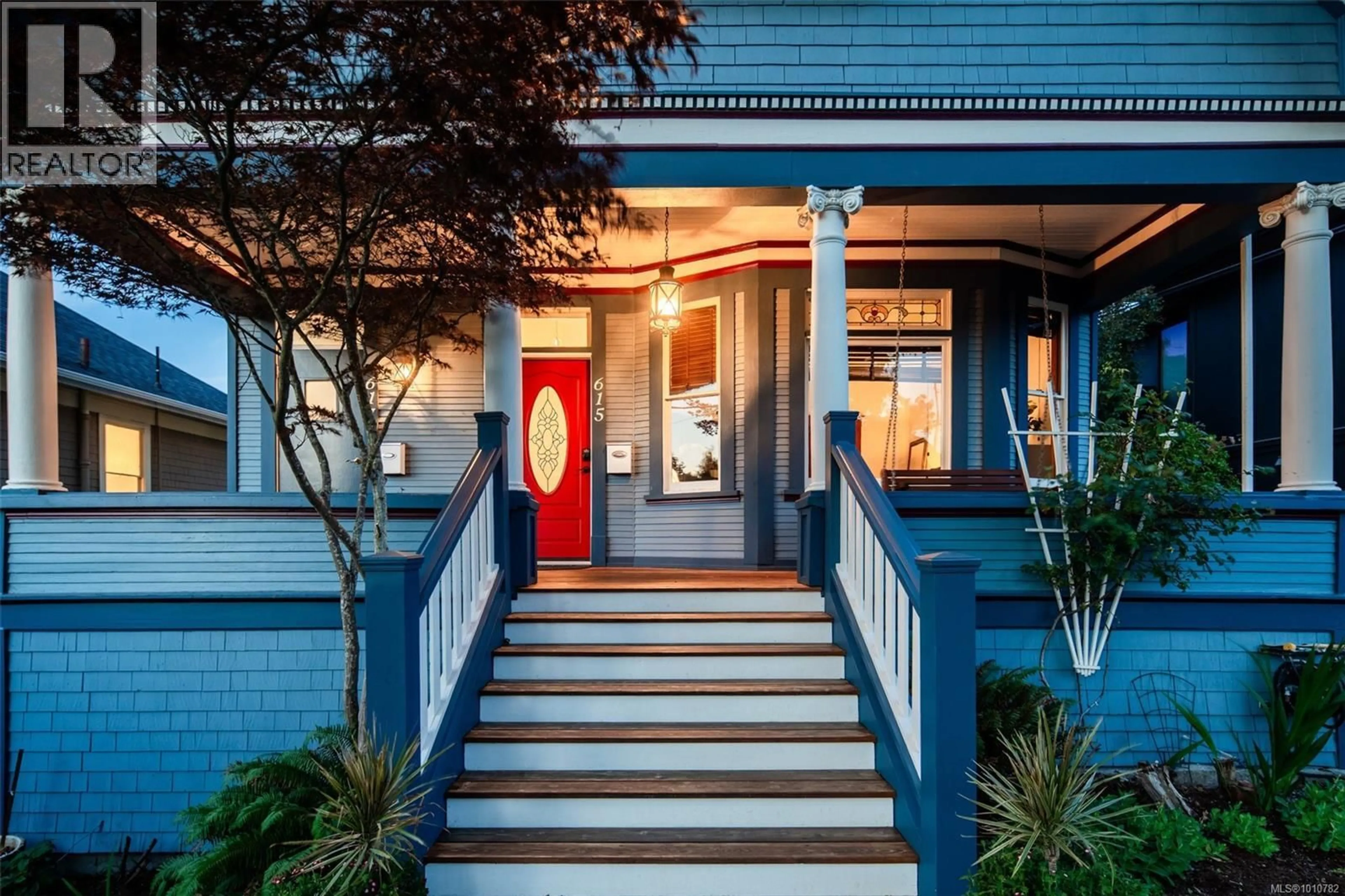 Indoor entryway for 615 HARBINGER AVENUE, Victoria British Columbia V8V4H9