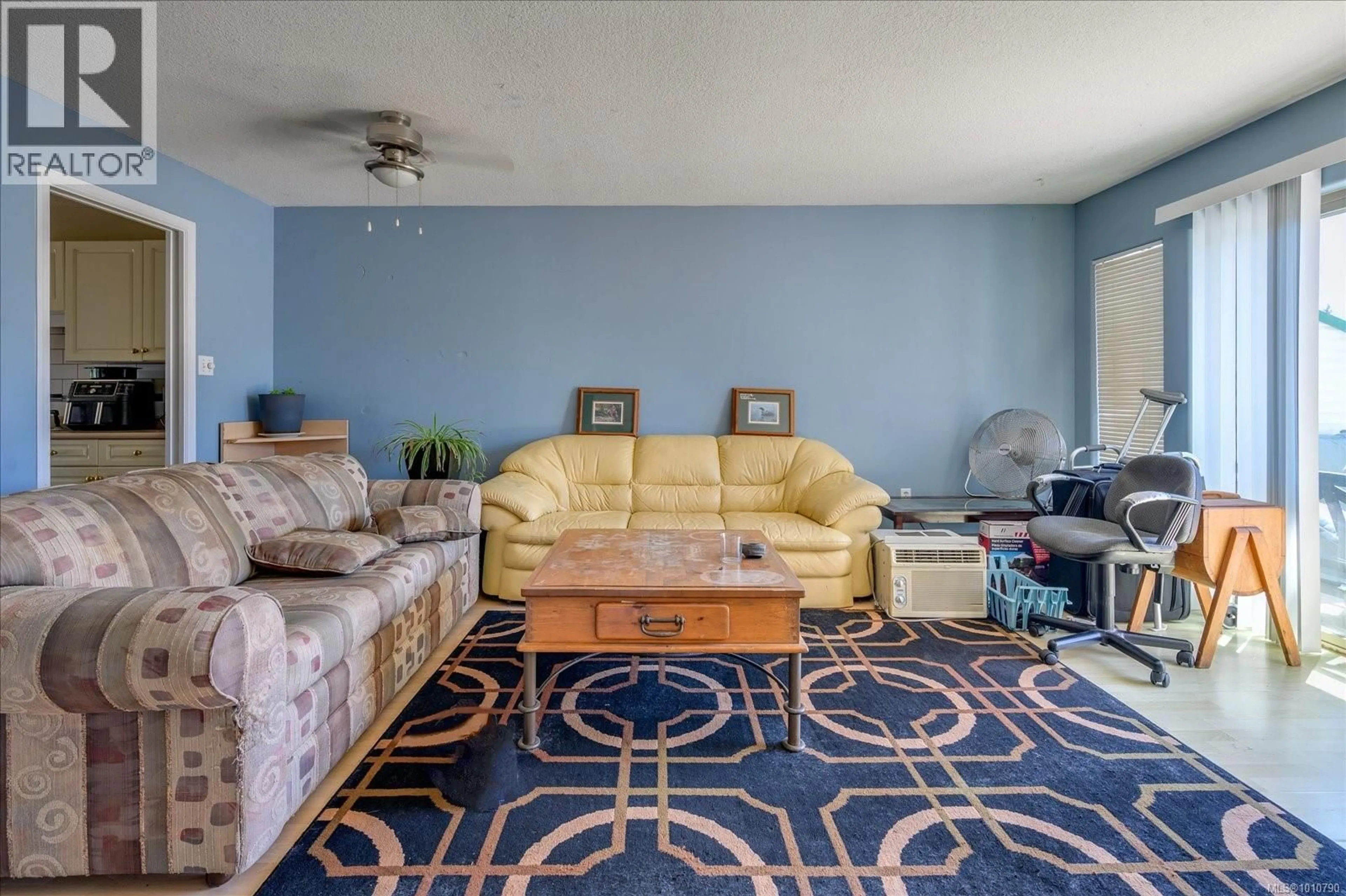 Living room with furniture, carpet floor for 3116 BARONS ROAD, Nanaimo British Columbia V9T4B5