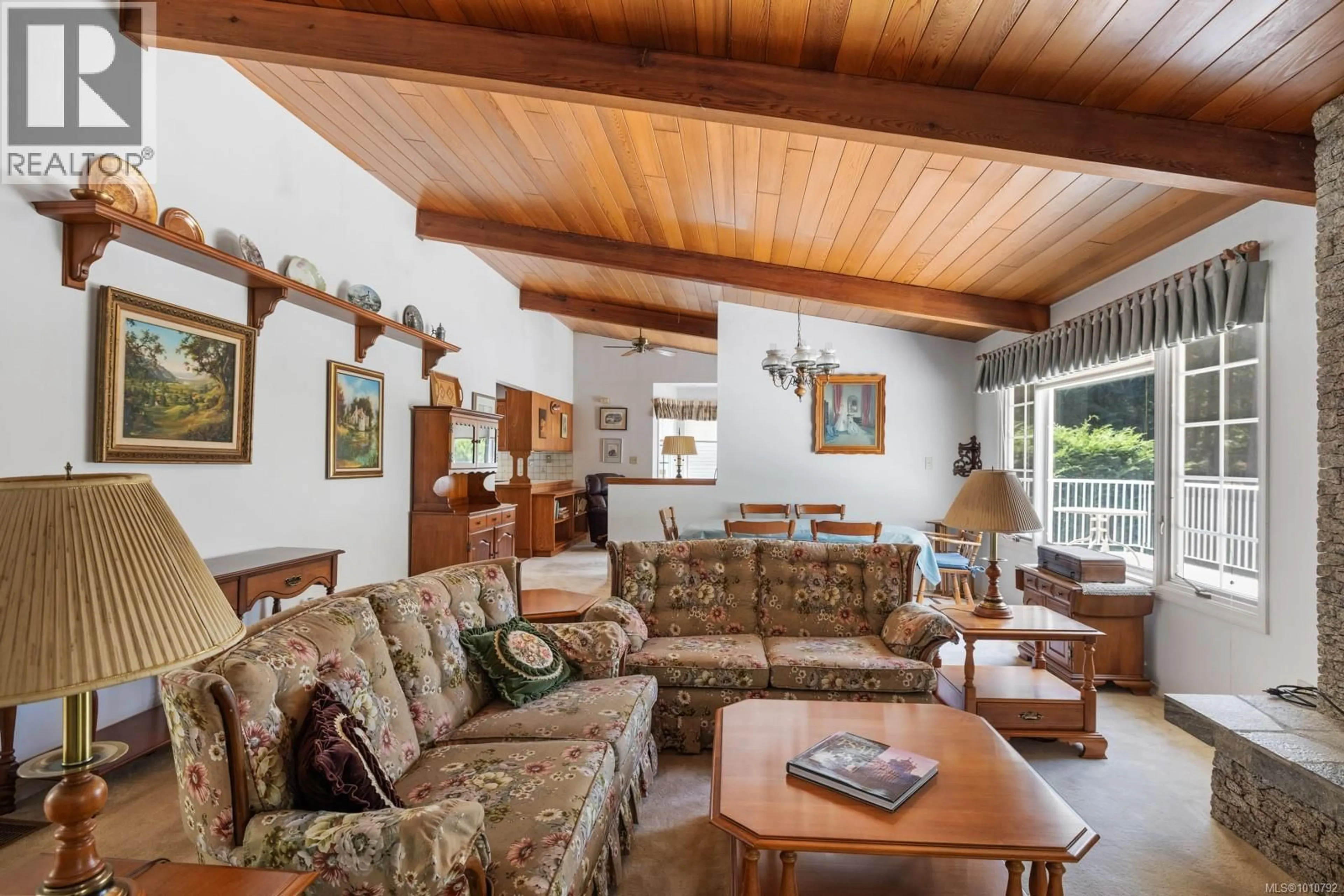 Living room with furniture, unknown for 6460 MCKENZIE DRIVE, Duncan British Columbia V9L5R9