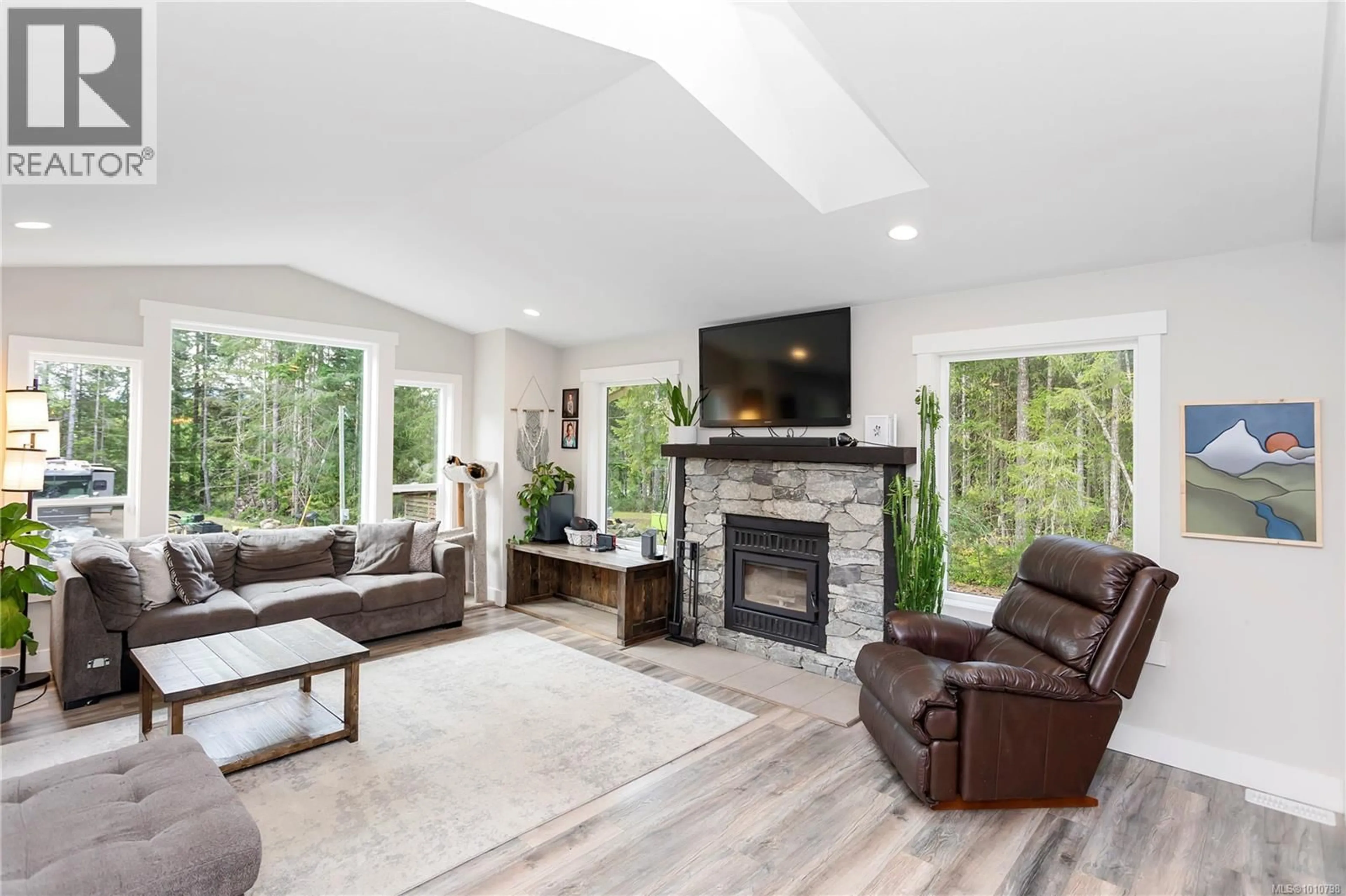 Living room with furniture, unknown for 1850 NANAIMO RIVER ROAD, Nanaimo British Columbia V9X1E9