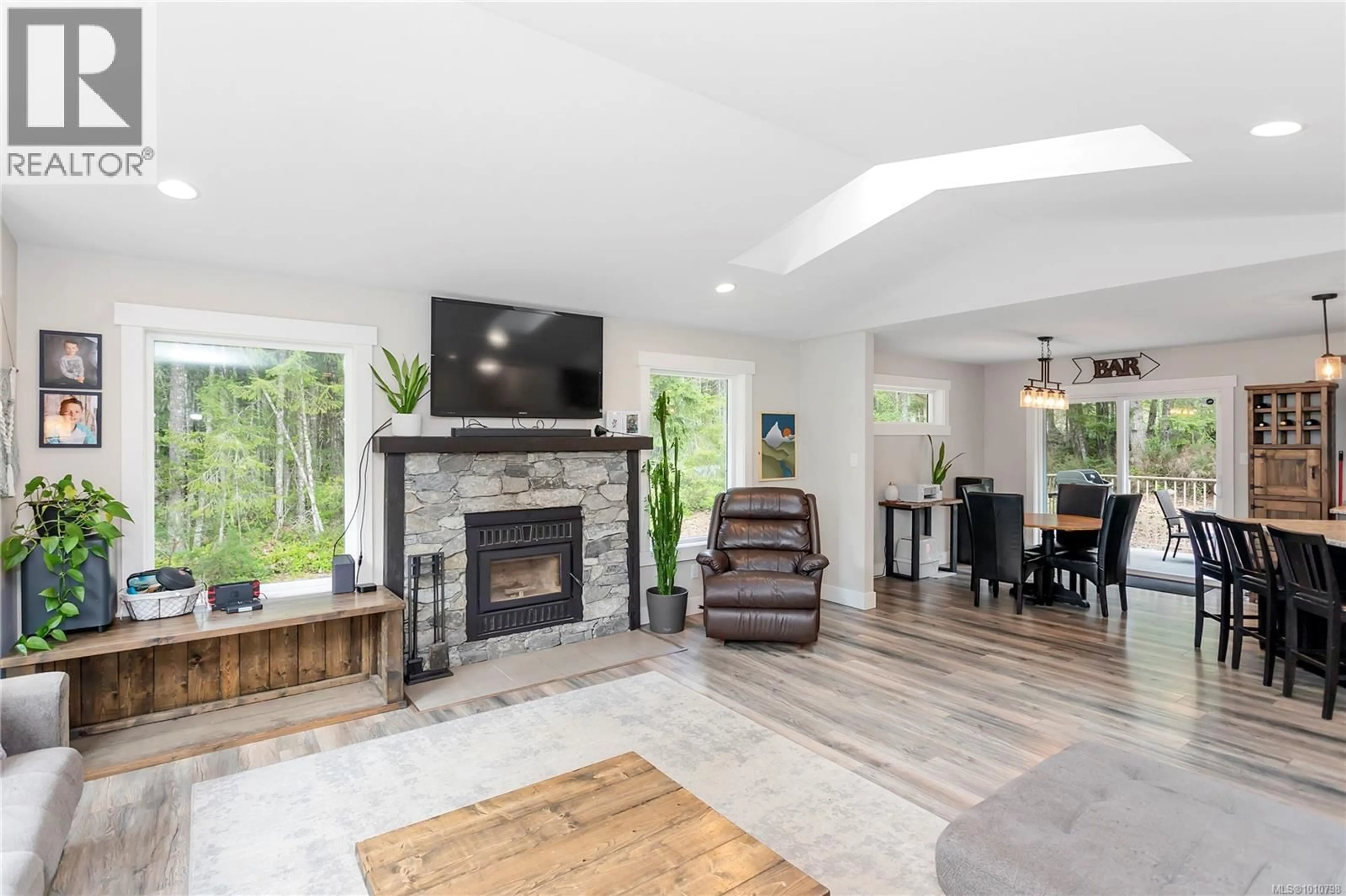 Living room with furniture, unknown for 1850 NANAIMO RIVER ROAD, Nanaimo British Columbia V9X1E9