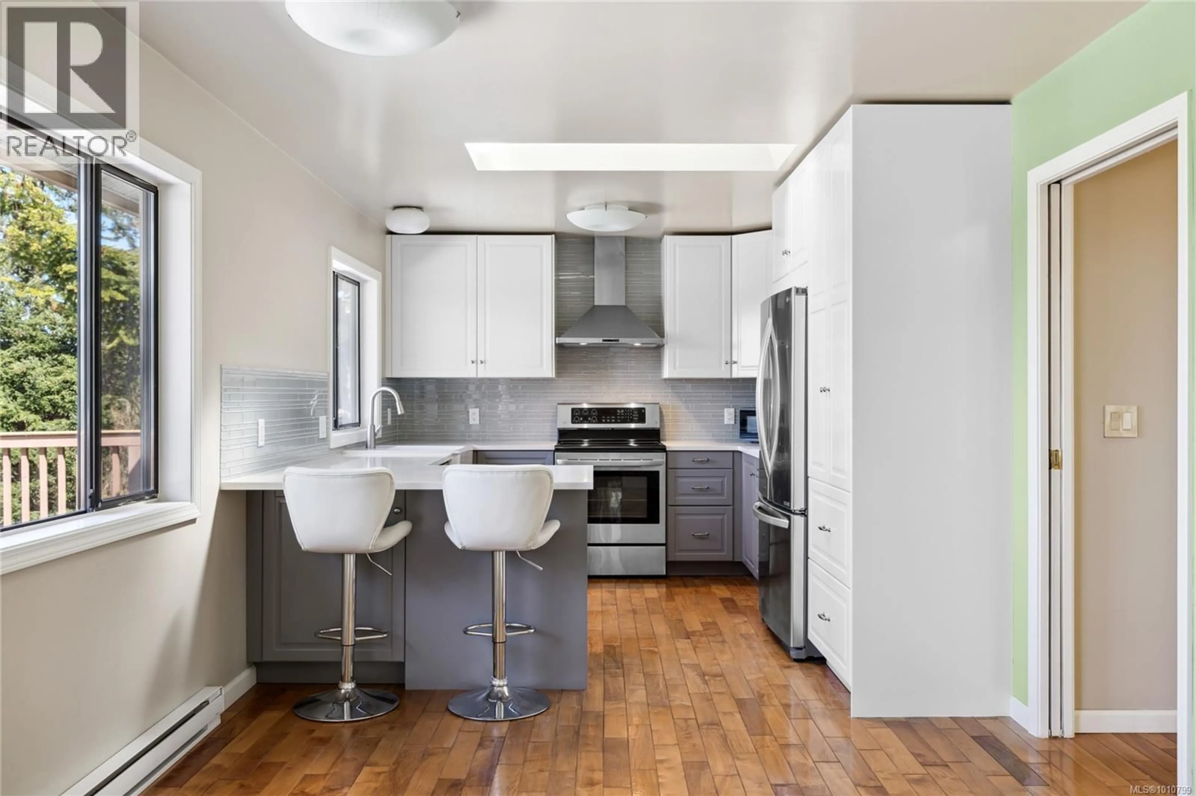 Contemporary kitchen, unknown for 7496 CLARK CRESCENT, Lantzville British Columbia V0R2H0