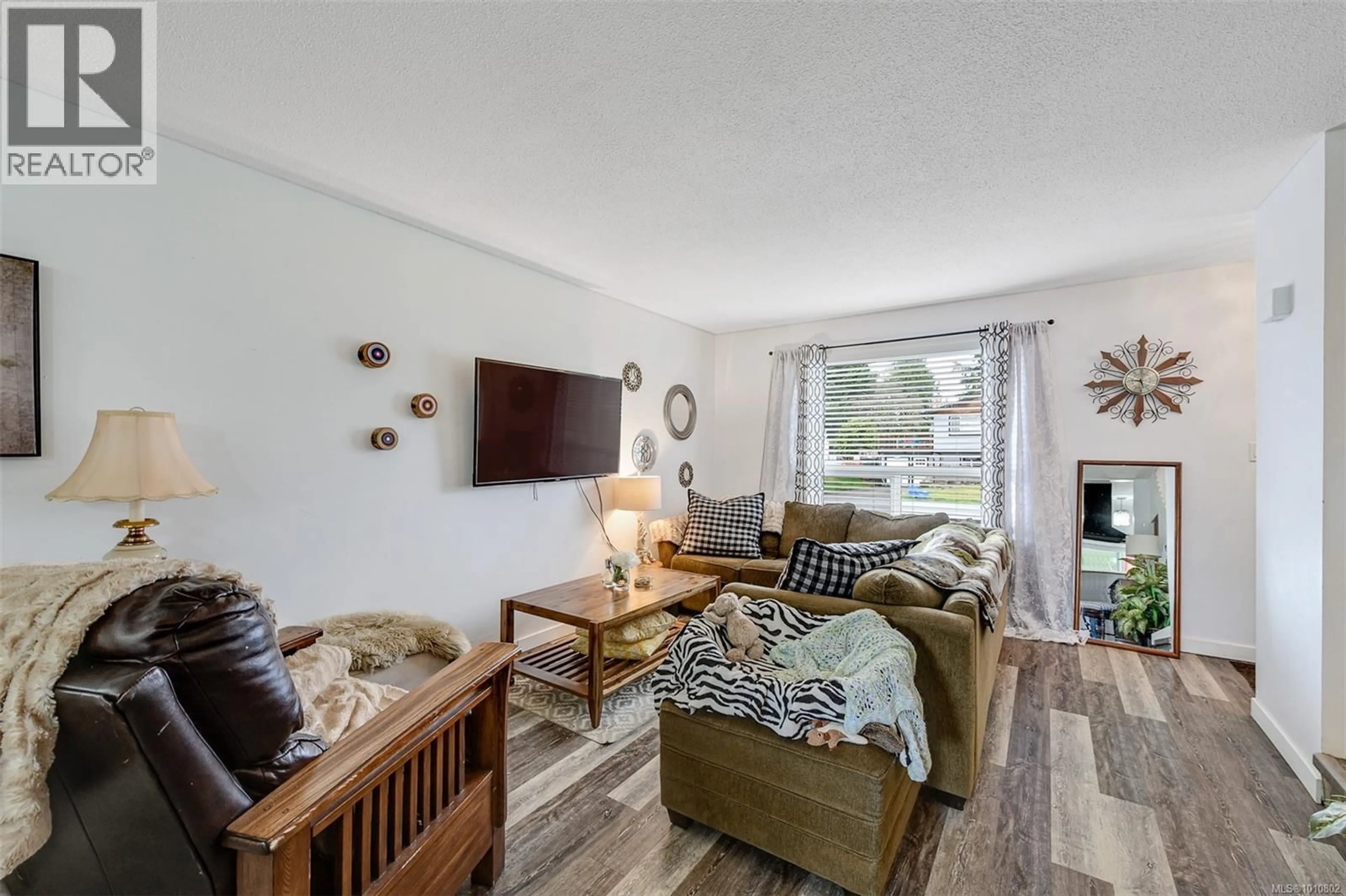 Living room with furniture, wood/laminate floor for 2031/2033 MELVILLE DRIVE, Sidney British Columbia V8L2N2