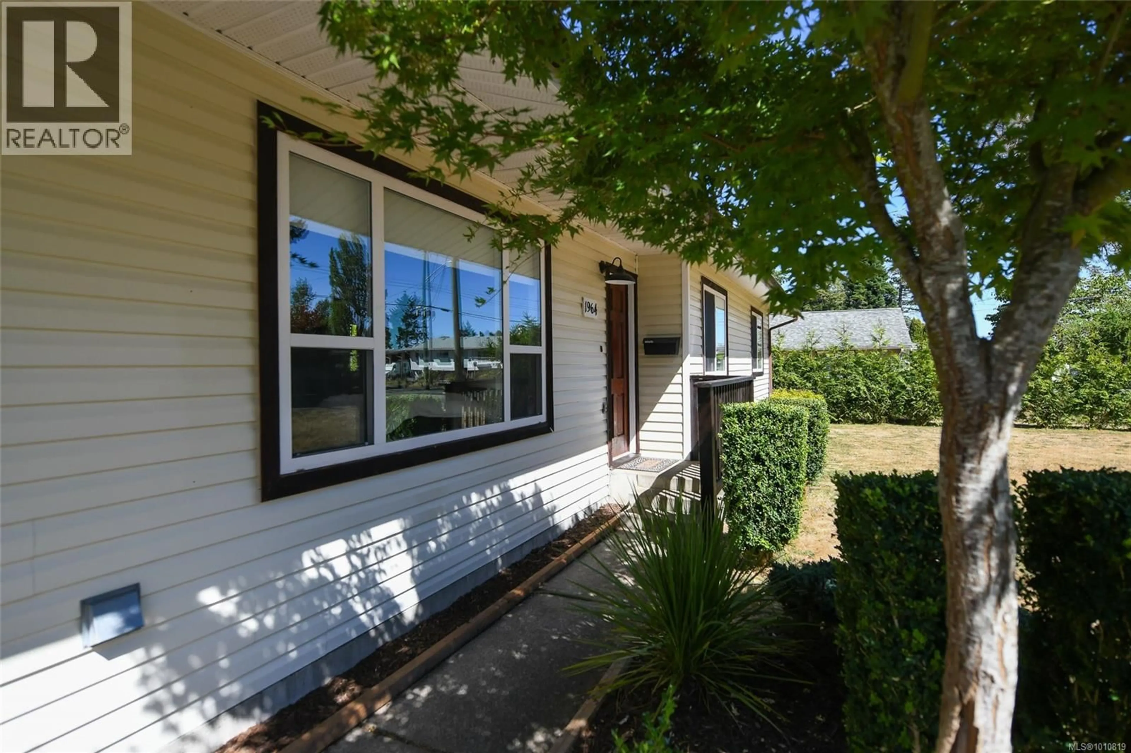 Home with vinyl exterior material, street for 1964 ROBB AVENUE, Comox British Columbia V9M2E4