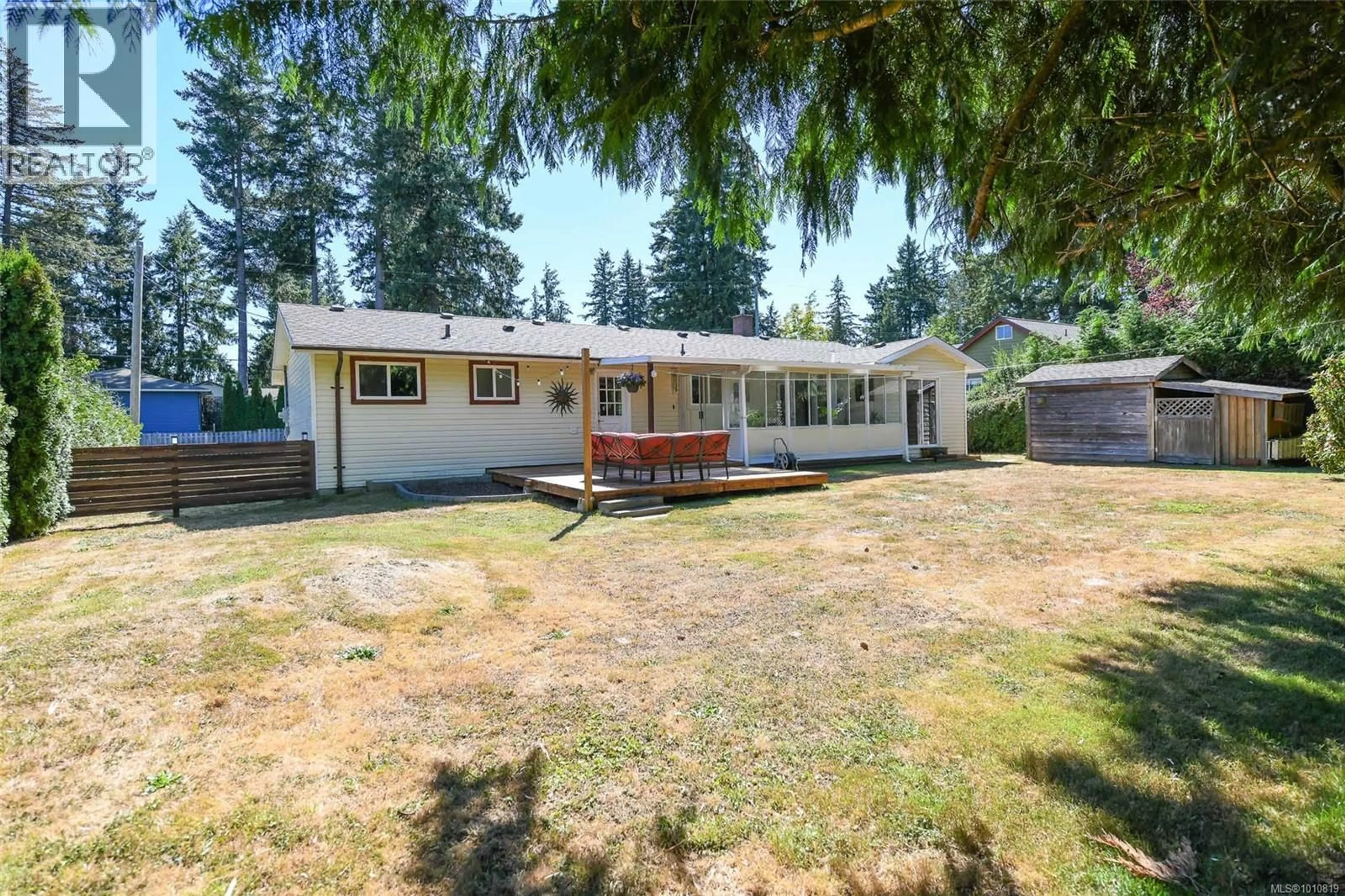 A pic from outside/outdoor area/front of a property/back of a property/a pic from drone, unknown for 1964 ROBB AVENUE, Comox British Columbia V9M2E4