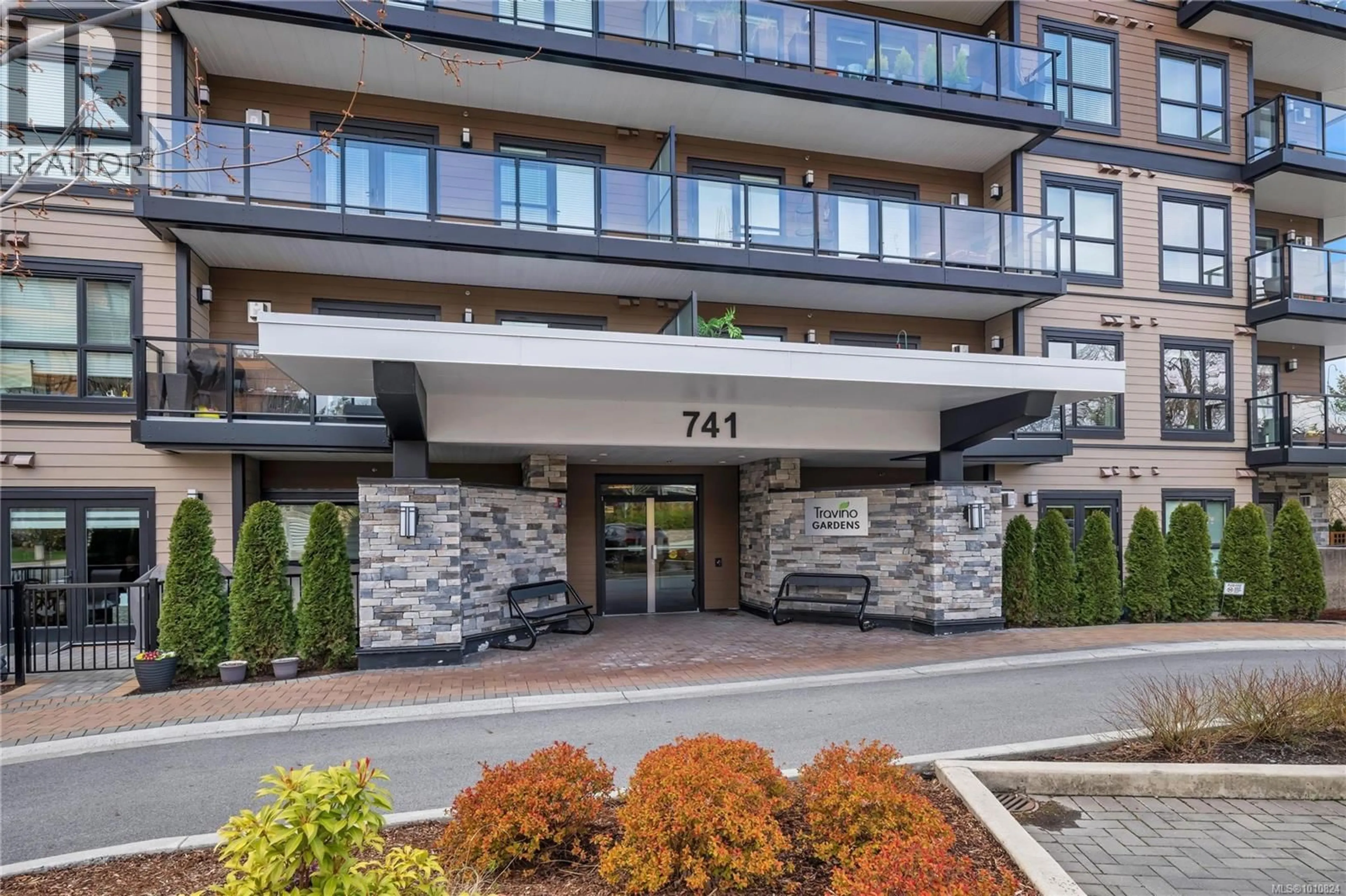 Indoor foyer for 204 - 741 TRAVINO LANE, Saanich British Columbia V8Z0G3