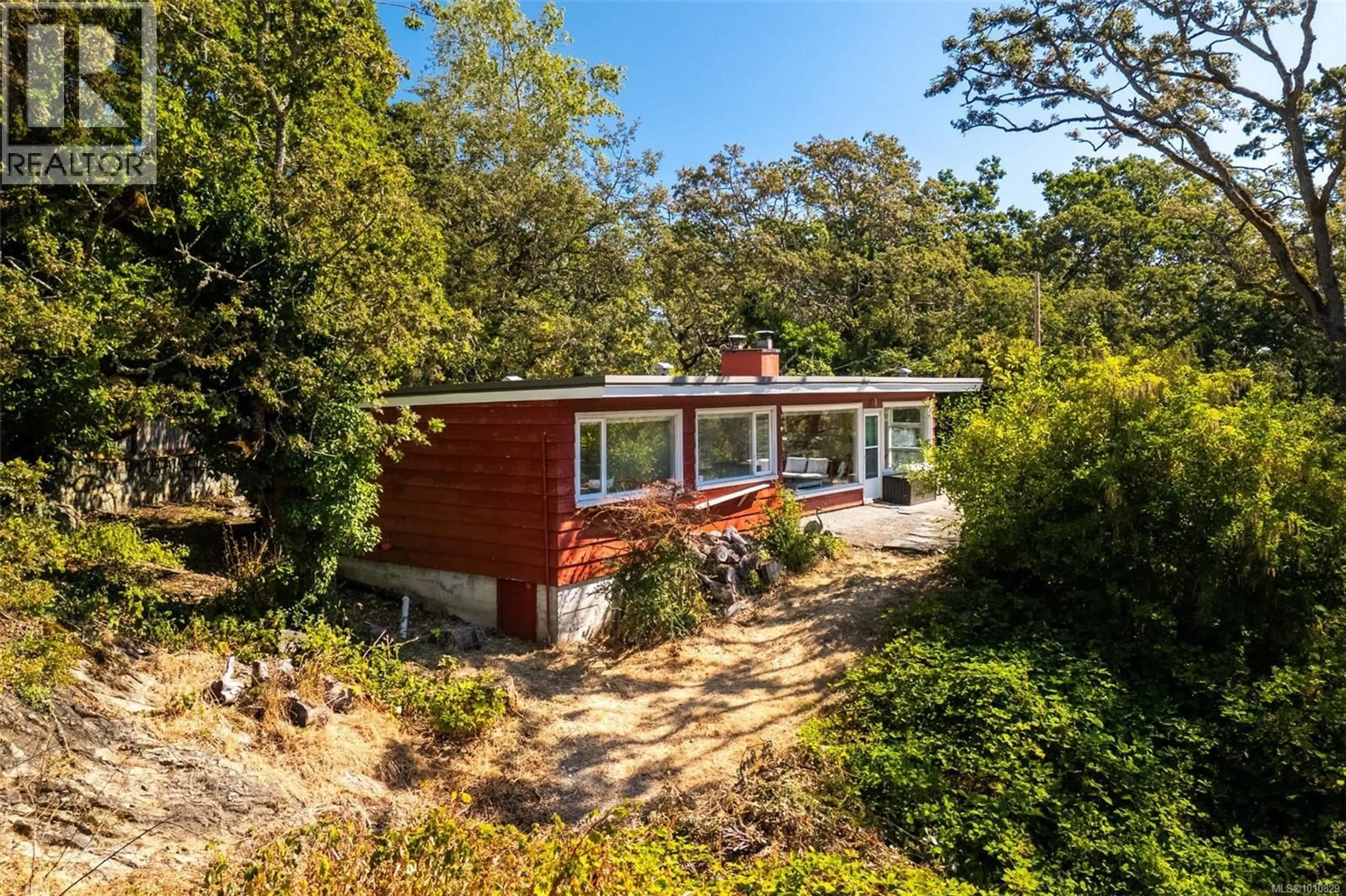 A pic from outside/outdoor area/front of a property/back of a property/a pic from drone, unknown for 4050 NELTHORPE STREET, Saanich British Columbia V8X2A2