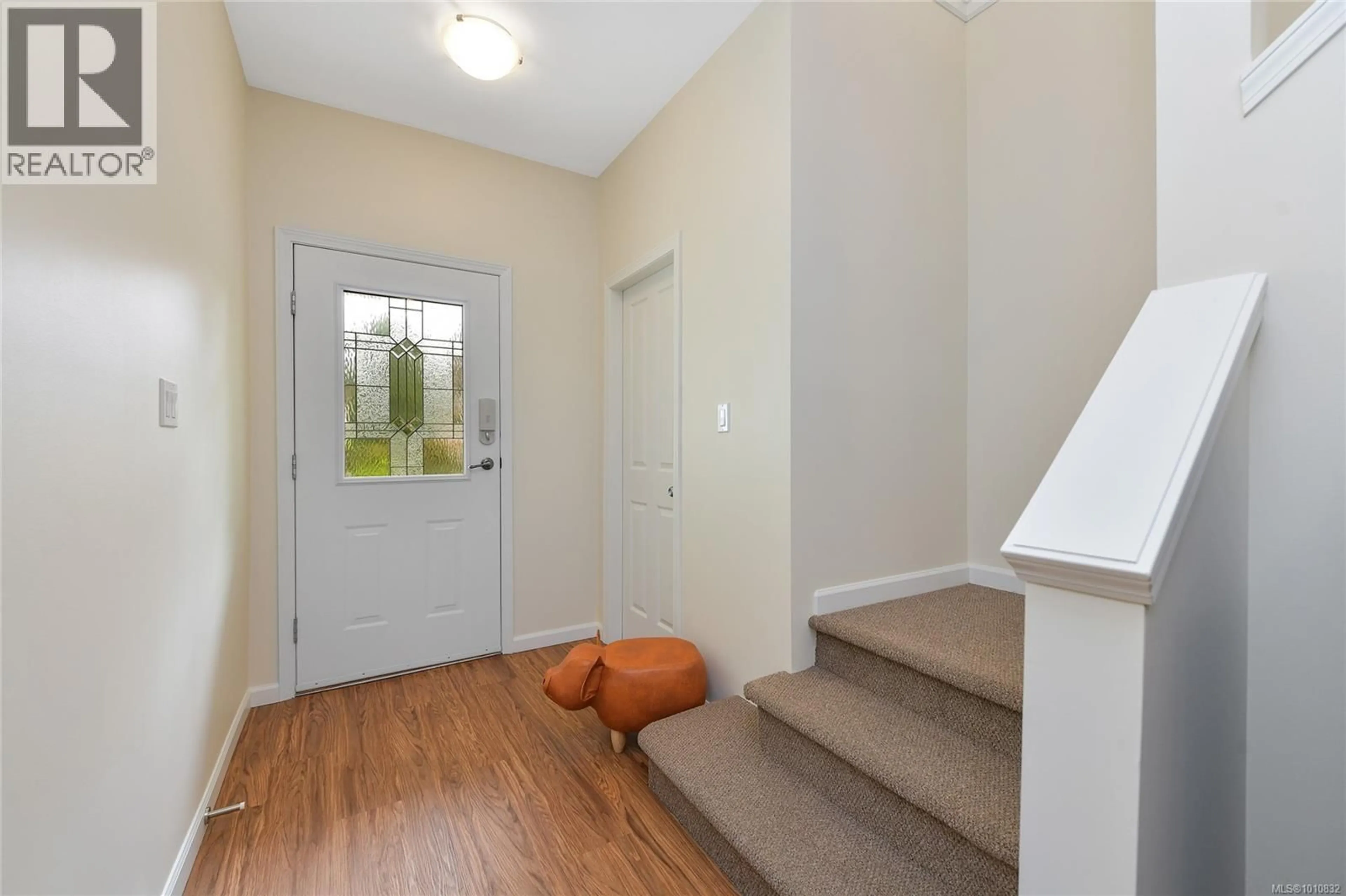 Indoor entryway for 1967 POLO PARK COURT, Central Saanich British Columbia V8M2K1