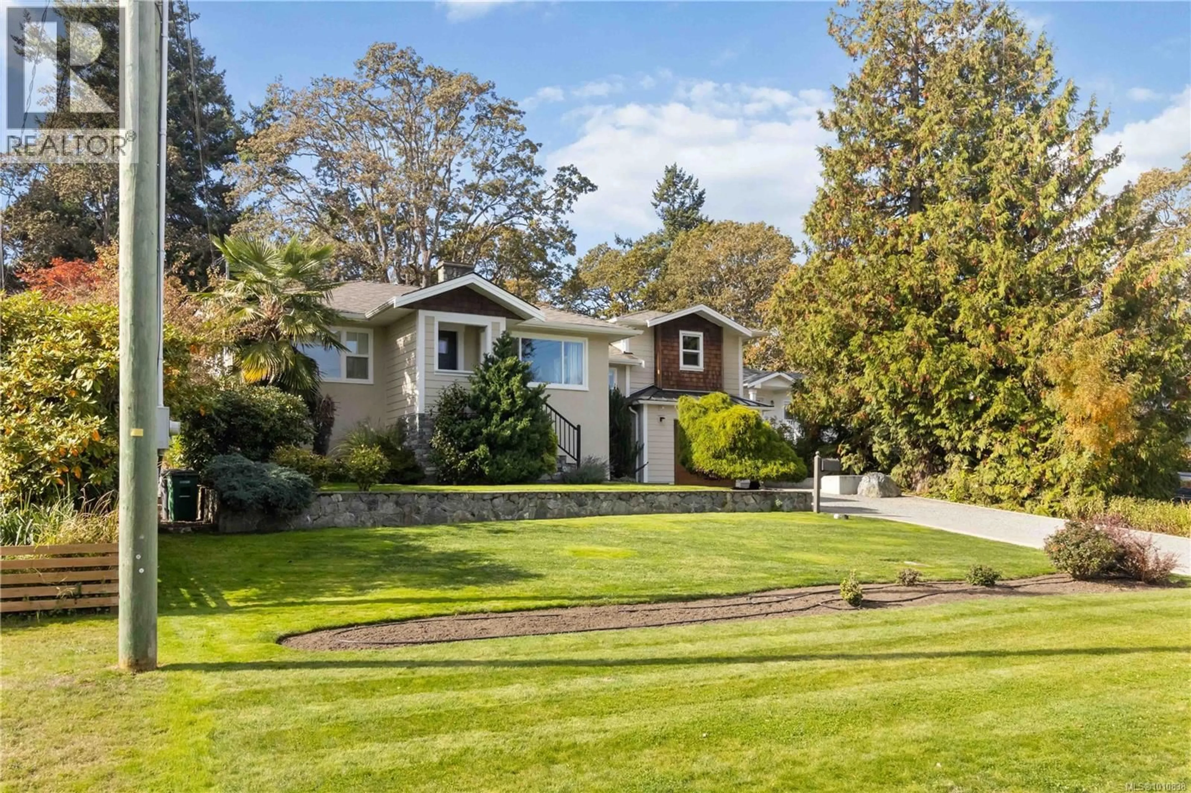 A pic from outside/outdoor area/front of a property/back of a property/a pic from drone, street for 3854 ASCOT DRIVE, Saanich British Columbia V8P3S1