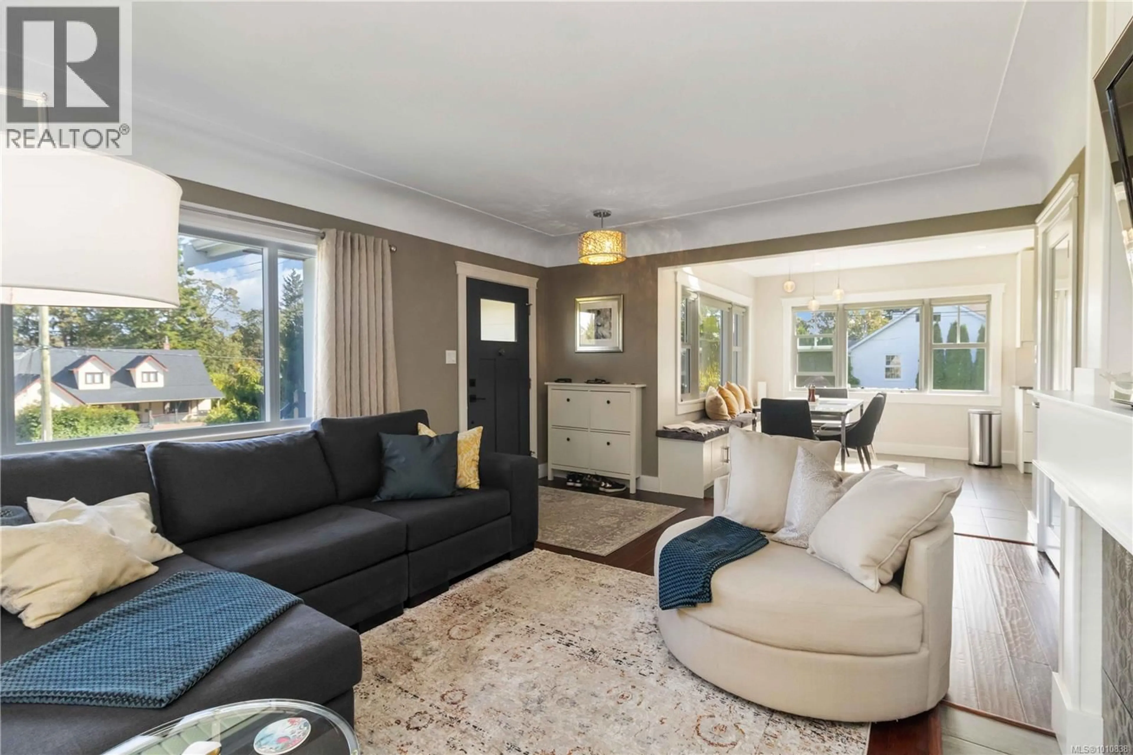 Living room with furniture, unknown for 3854 ASCOT DRIVE, Saanich British Columbia V8P3S1