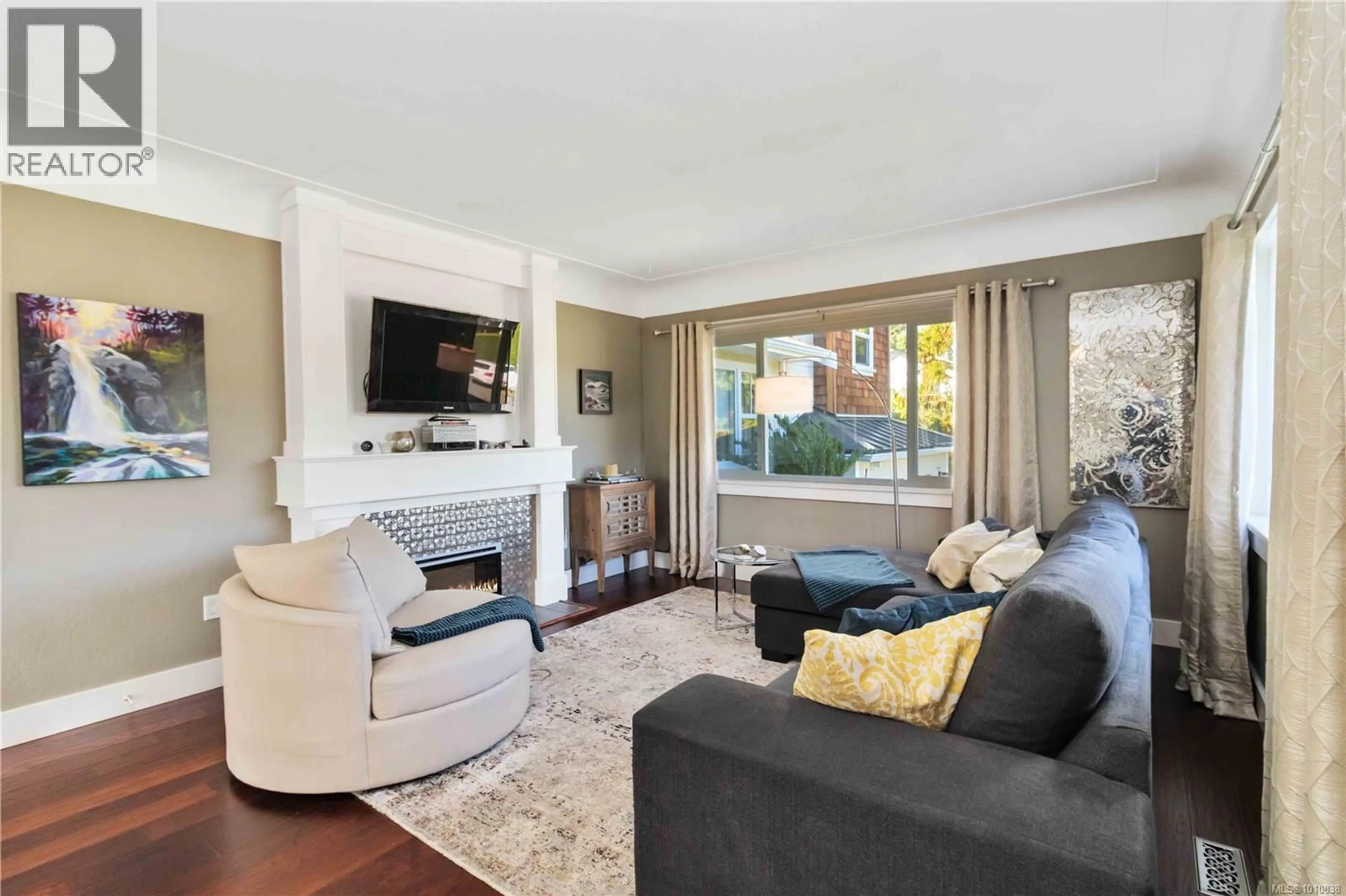 Living room with furniture, unknown for 3854 ASCOT DRIVE, Saanich British Columbia V8P3S1