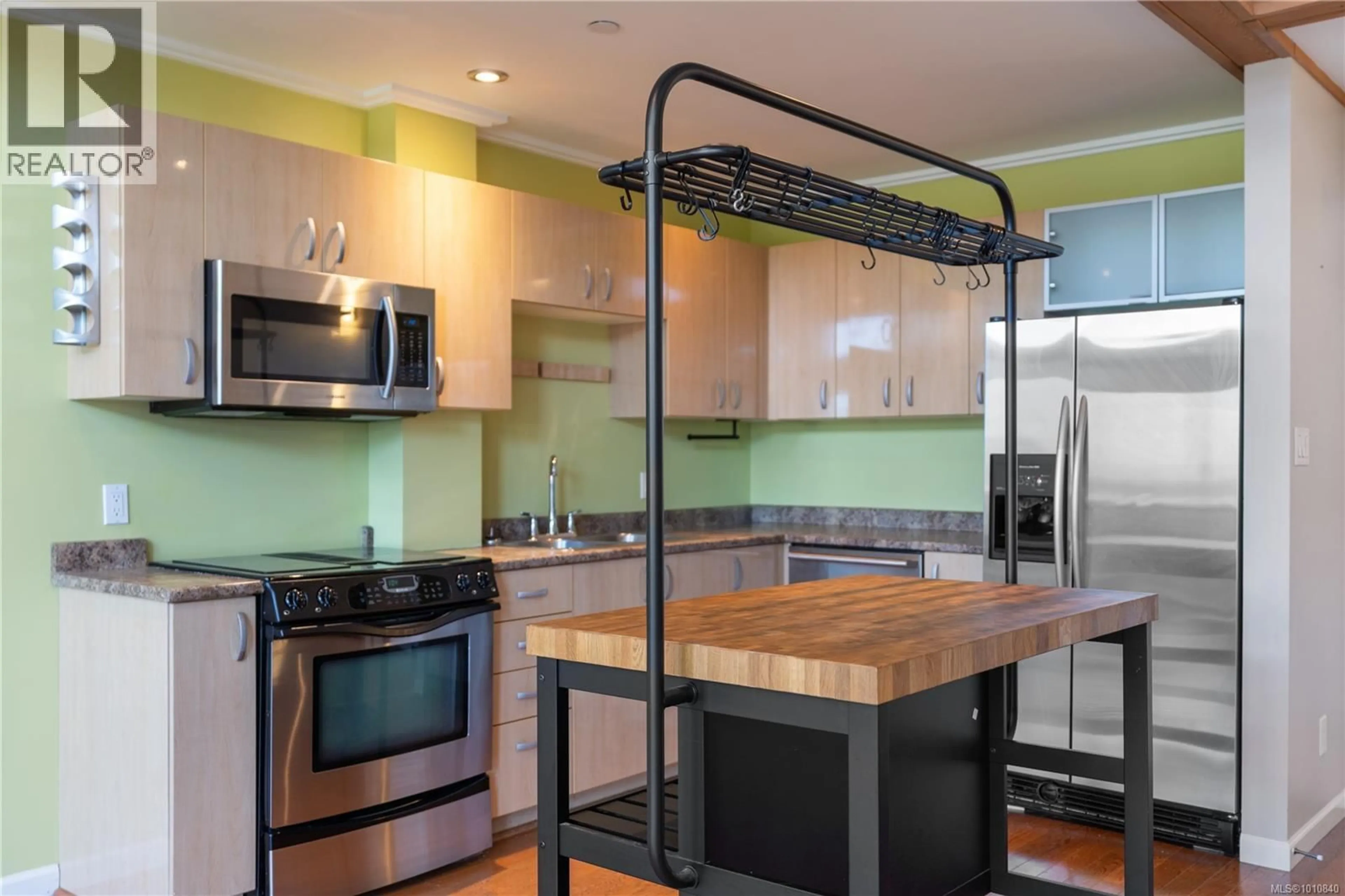 Contemporary kitchen, unknown for 409 - 829 GOLDSTREAM AVENUE, Langford British Columbia V9B2X7