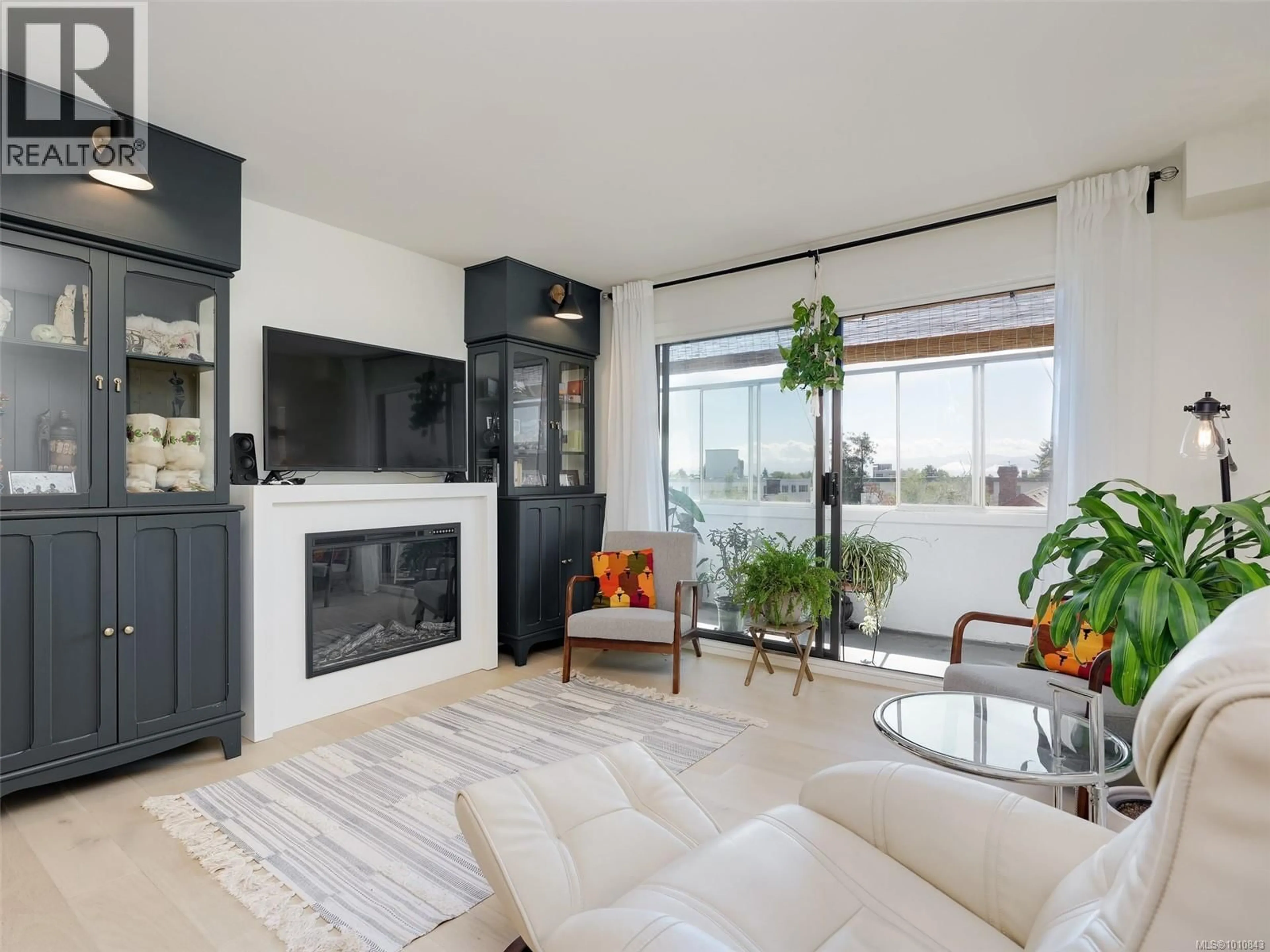 Living room with furniture, unknown for 404 - 1041 ROCKLAND AVENUE, Victoria British Columbia V8V3H6