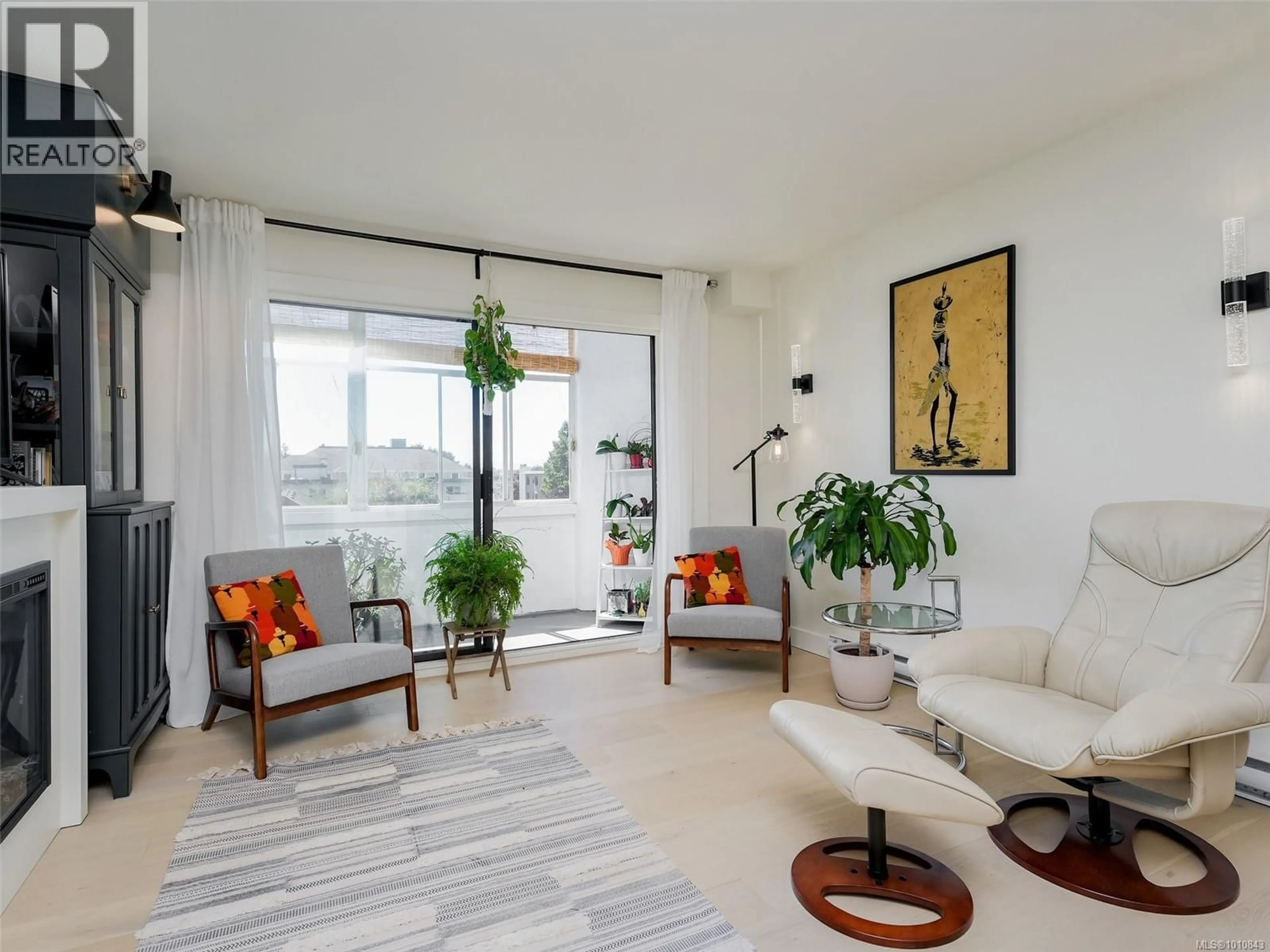 Living room with furniture, unknown for 404 - 1041 ROCKLAND AVENUE, Victoria British Columbia V8V3H6