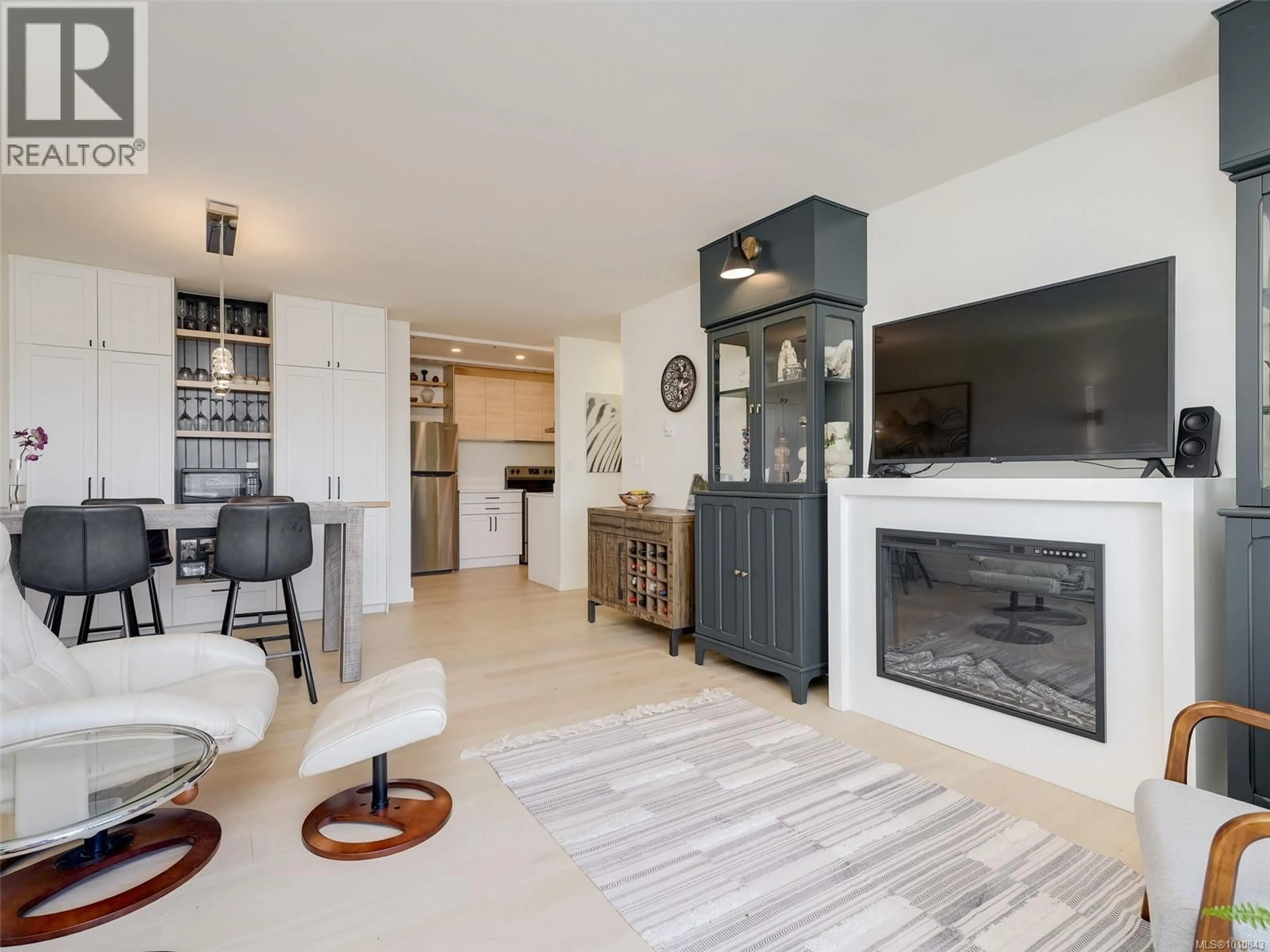 Open concept kitchen, unknown for 404 - 1041 ROCKLAND AVENUE, Victoria British Columbia V8V3H6