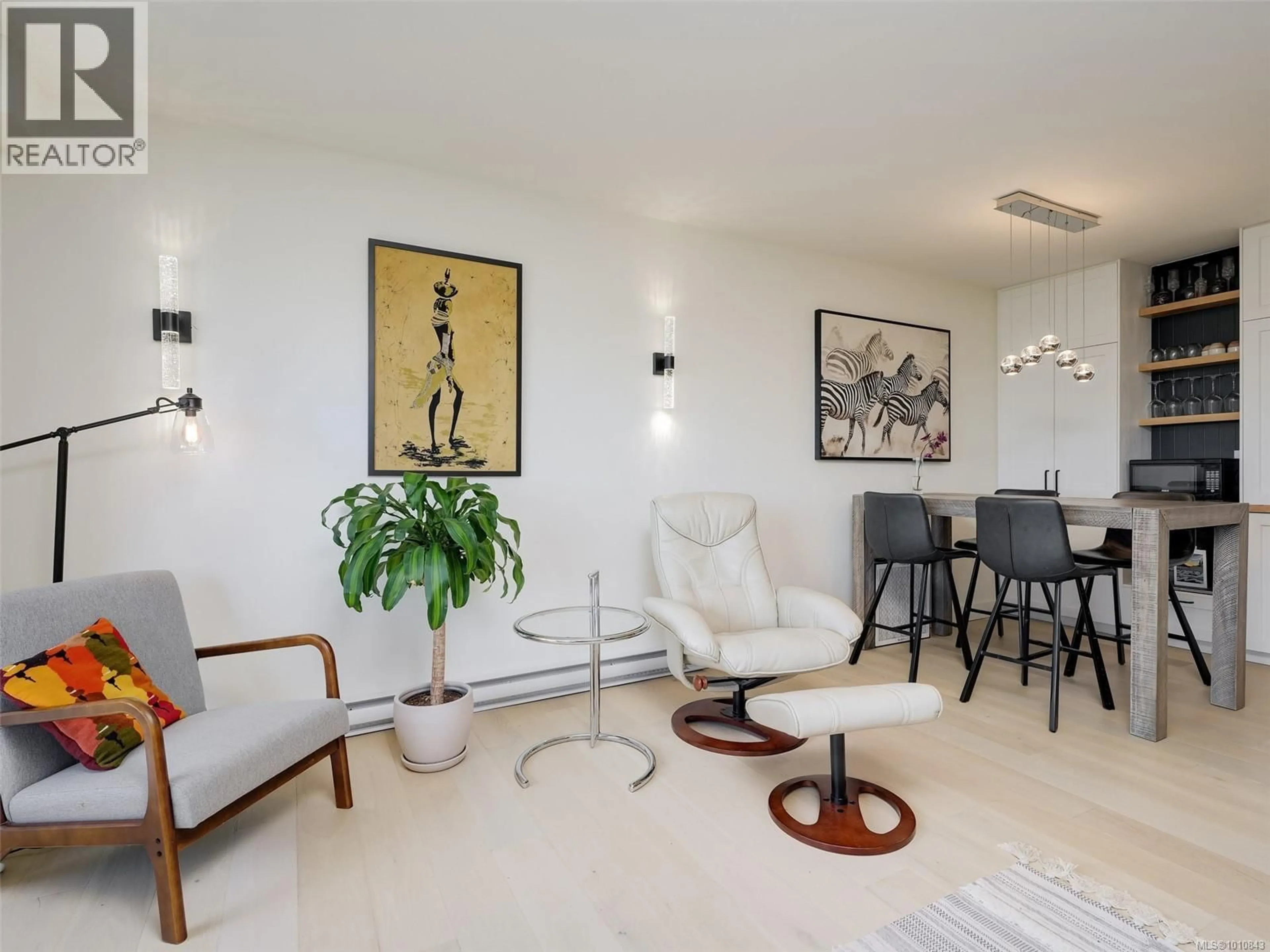 Living room with furniture, unknown for 404 - 1041 ROCKLAND AVENUE, Victoria British Columbia V8V3H6