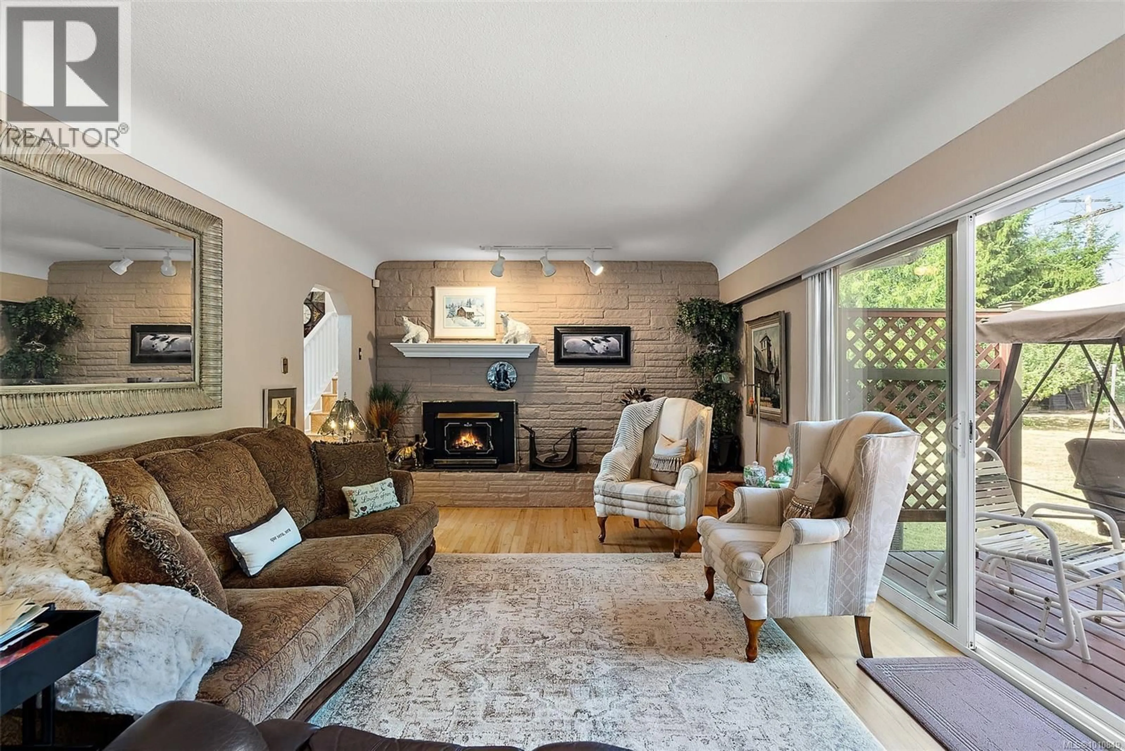 Living room with furniture, unknown for 1844 FAIRBURN DRIVE, Saanich British Columbia V8N1P9