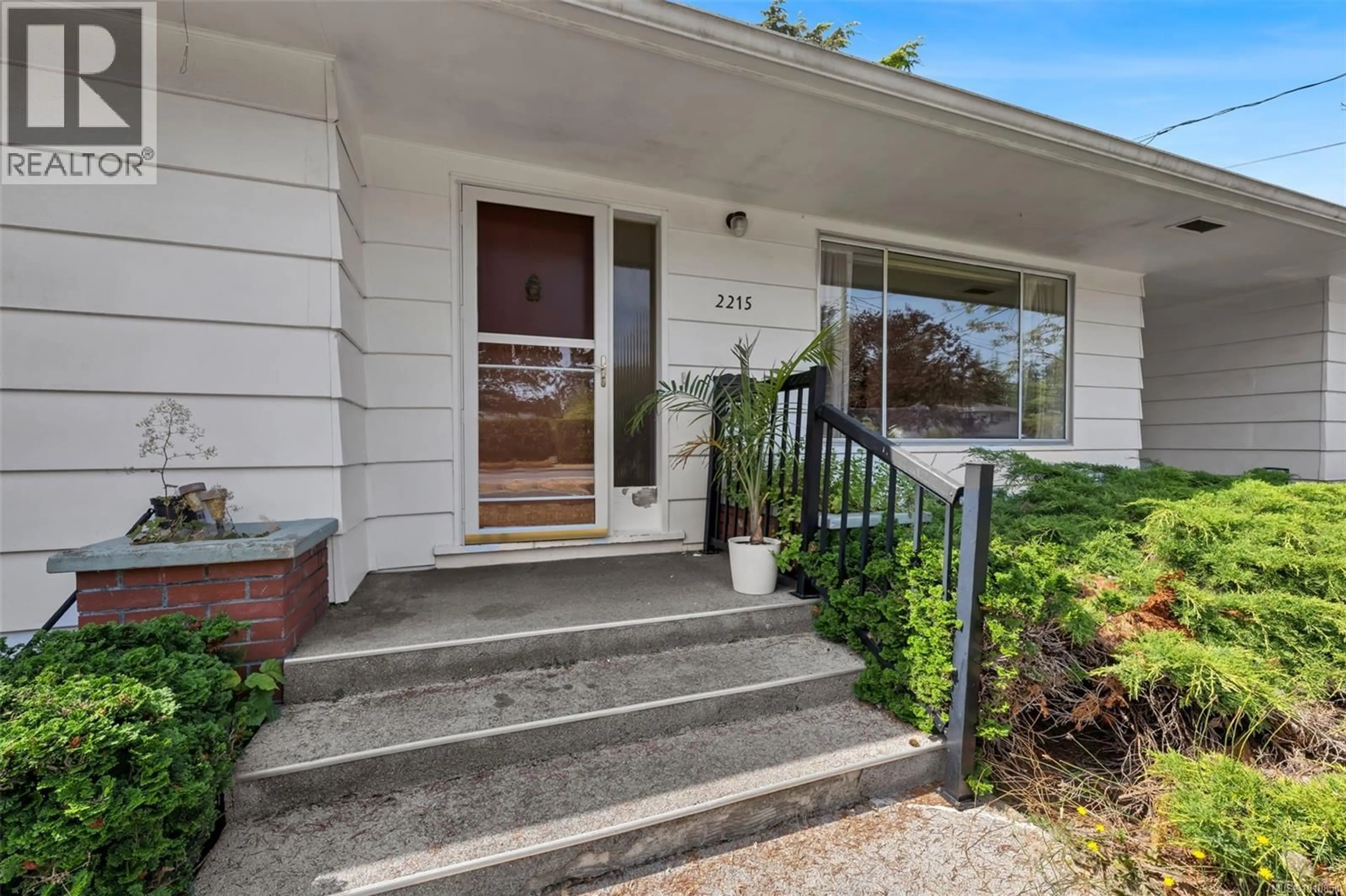 Indoor entryway for 2215 EDGELOW STREET, Saanich British Columbia V8N1R6
