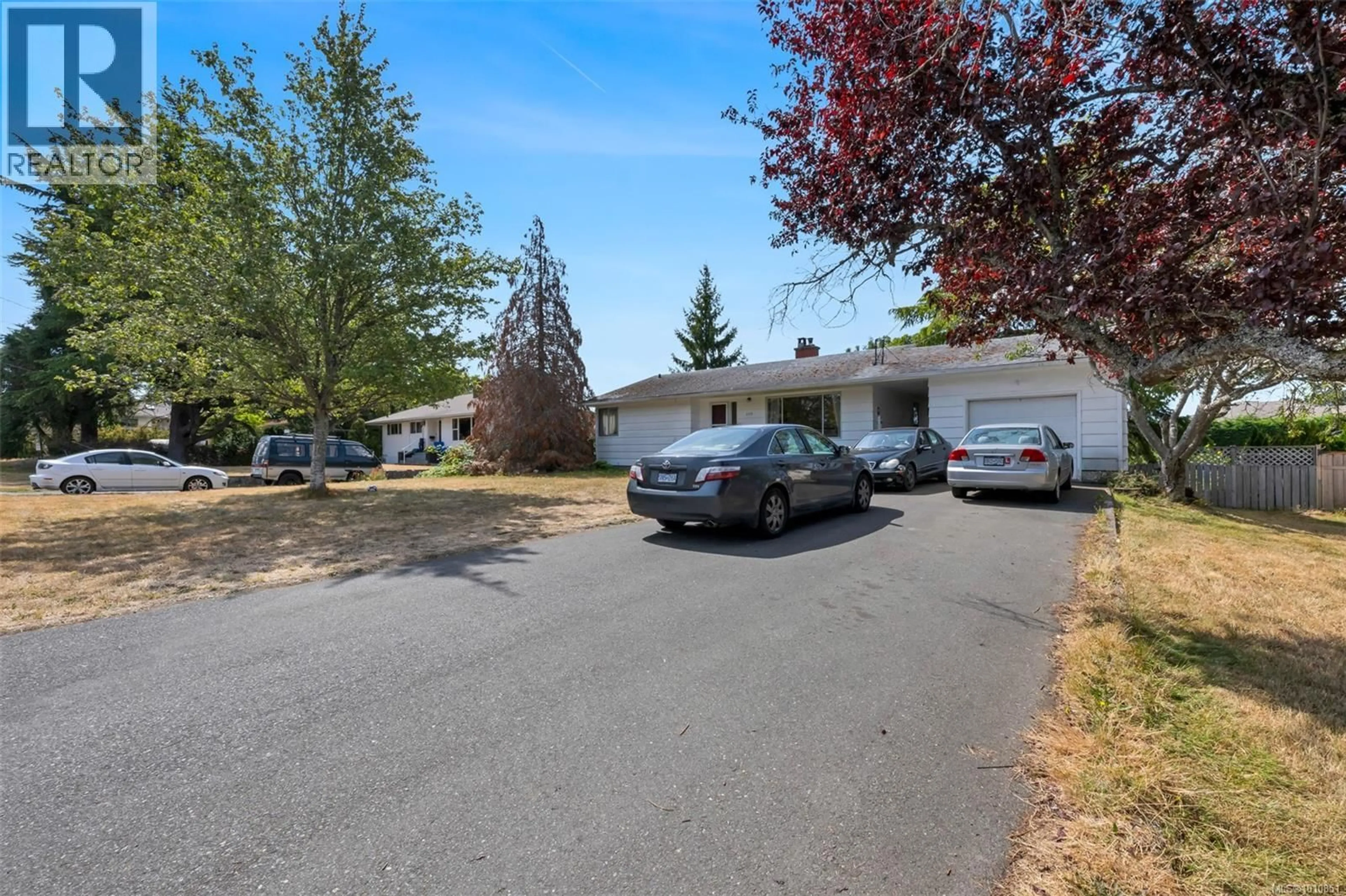 A pic from outside/outdoor area/front of a property/back of a property/a pic from drone, street for 2215 EDGELOW STREET, Saanich British Columbia V8N1R6