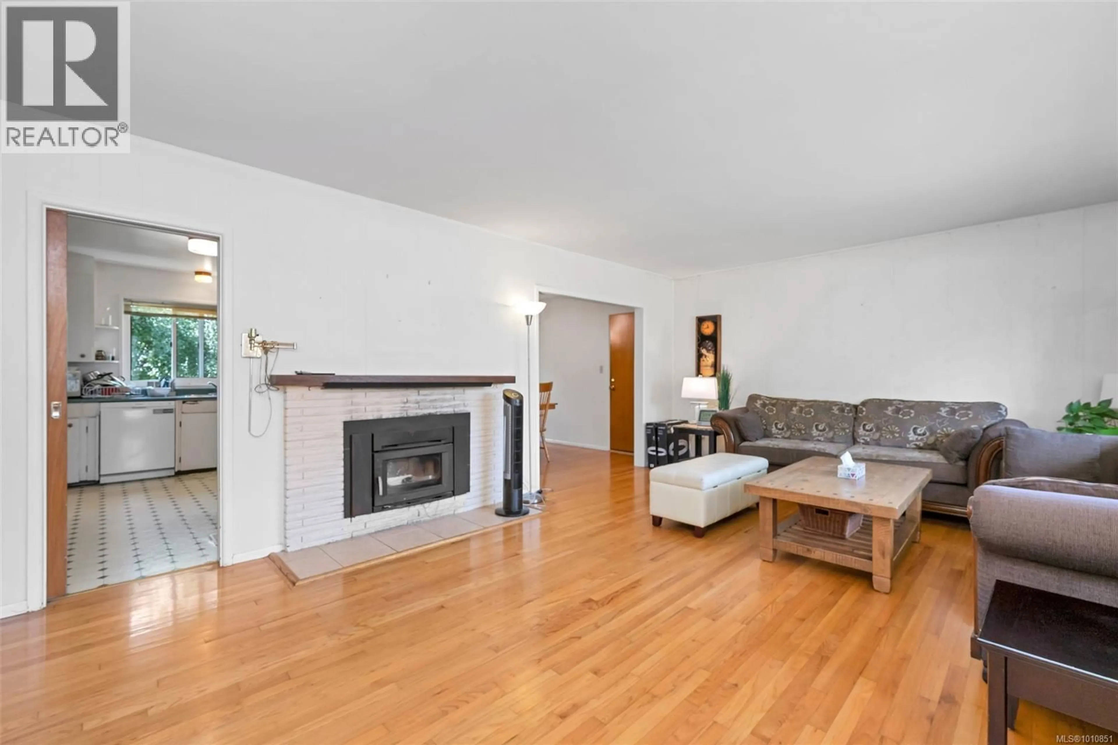 Living room with furniture, wood/laminate floor for 2215 EDGELOW STREET, Saanich British Columbia V8N1R6