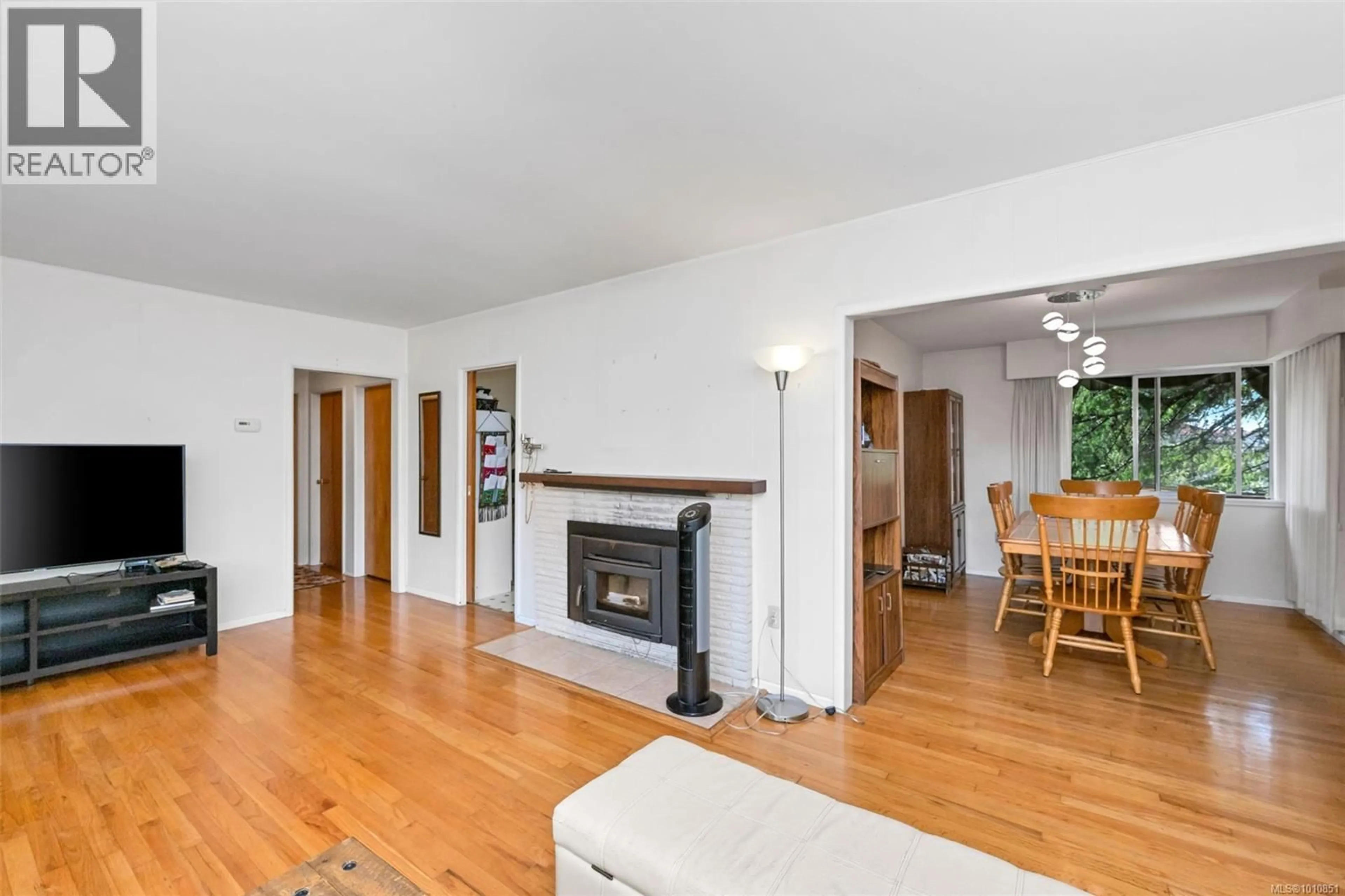 Living room with furniture, wood/laminate floor for 2215 EDGELOW STREET, Saanich British Columbia V8N1R6