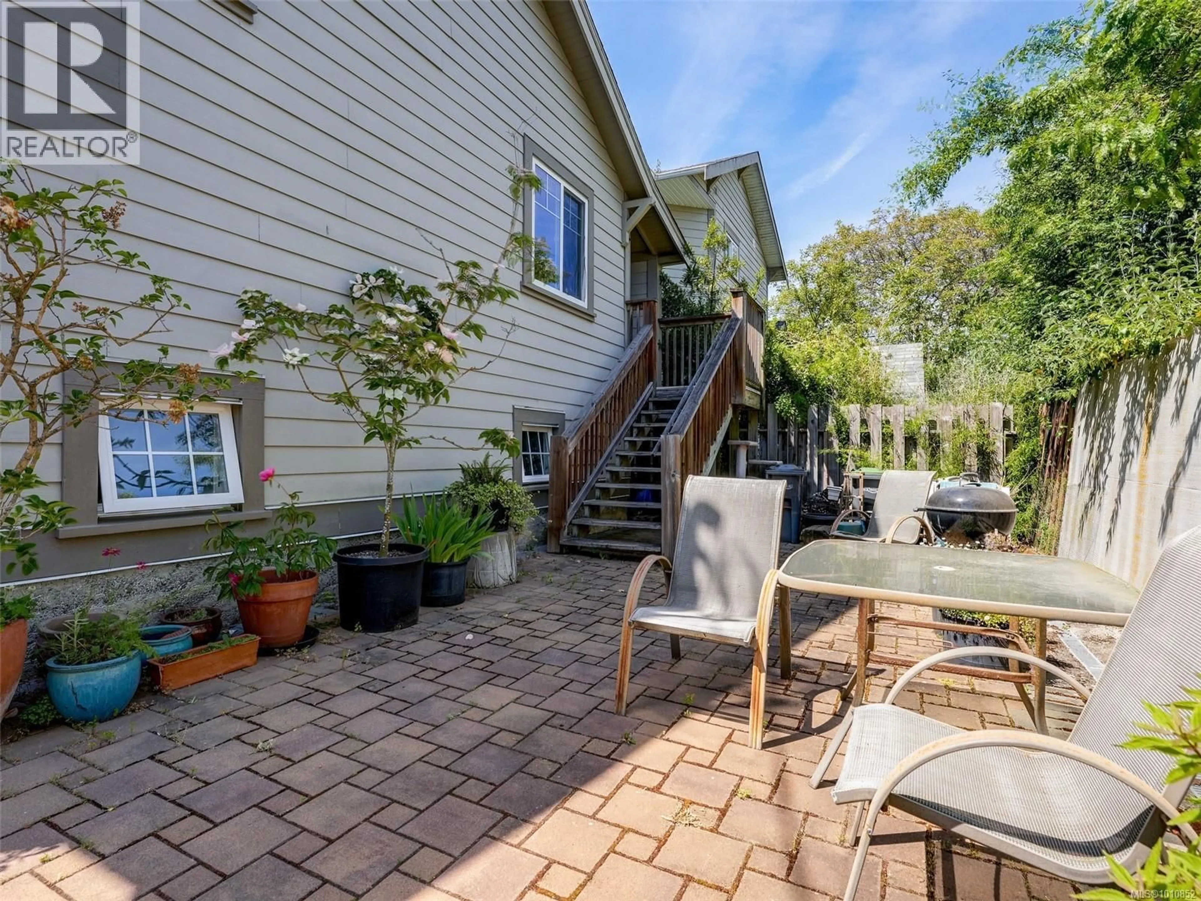 Patio, street for 866A OLD ESQUIMALT ROAD, Esquimalt British Columbia V9A4X2