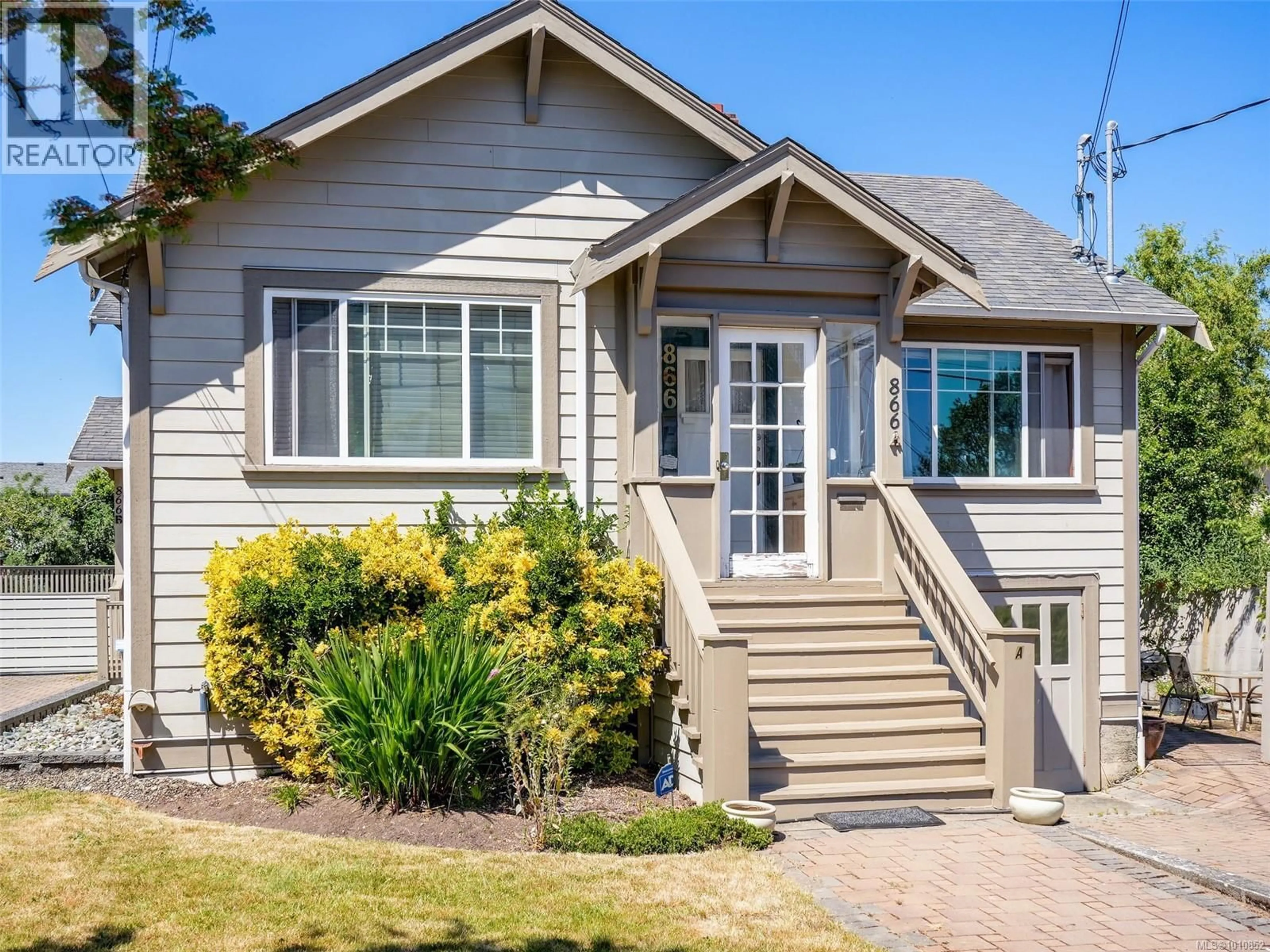 Home with vinyl exterior material, street for 866A OLD ESQUIMALT ROAD, Esquimalt British Columbia V9A4X2