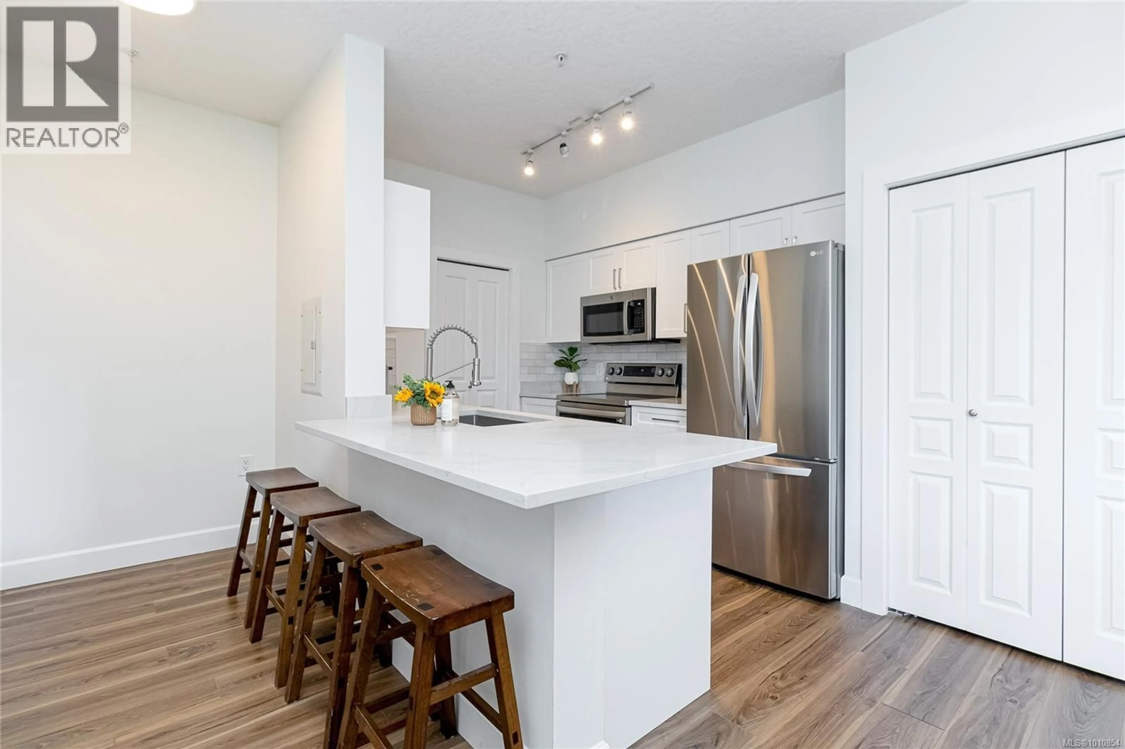 Open concept kitchen, unknown for 408 - 870 SHORT STREET, Saanich British Columbia V8X2V5