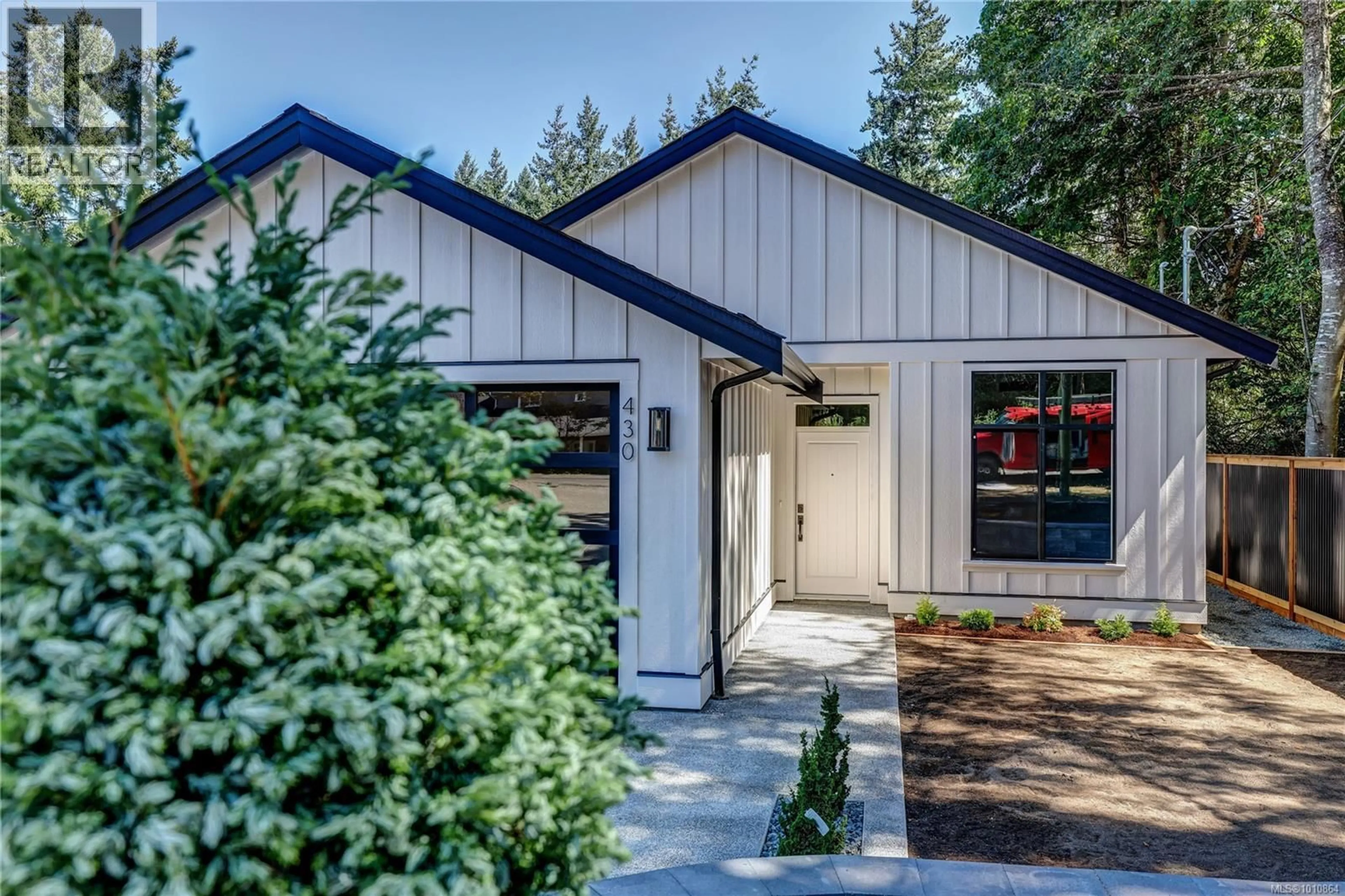 Home with vinyl exterior material, street for 430 CRAIG STREET, Parksville British Columbia V9P1L2