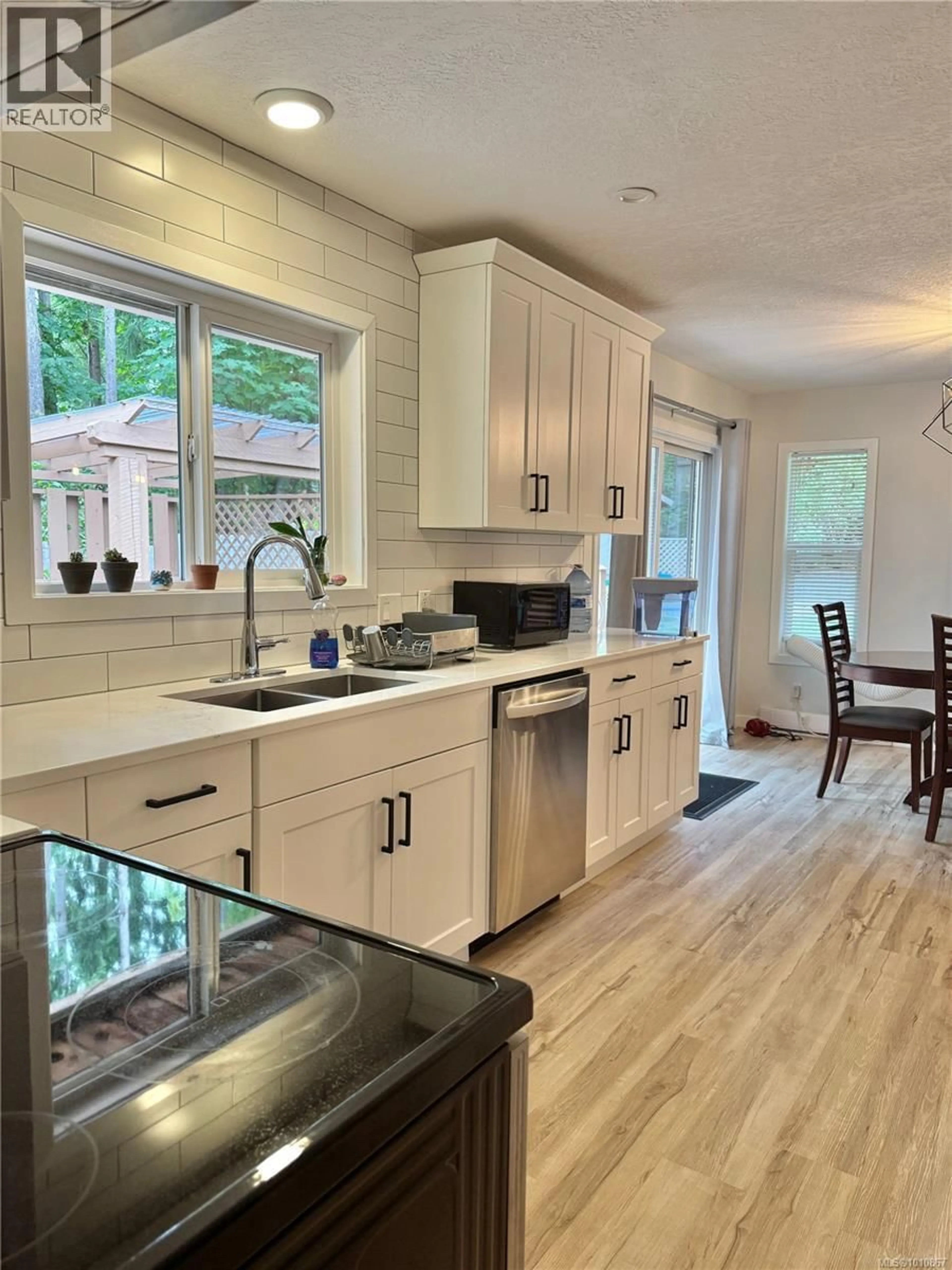 Open concept kitchen, unknown for 254 FAWN ROAD, Campbell River British Columbia V9W5L7