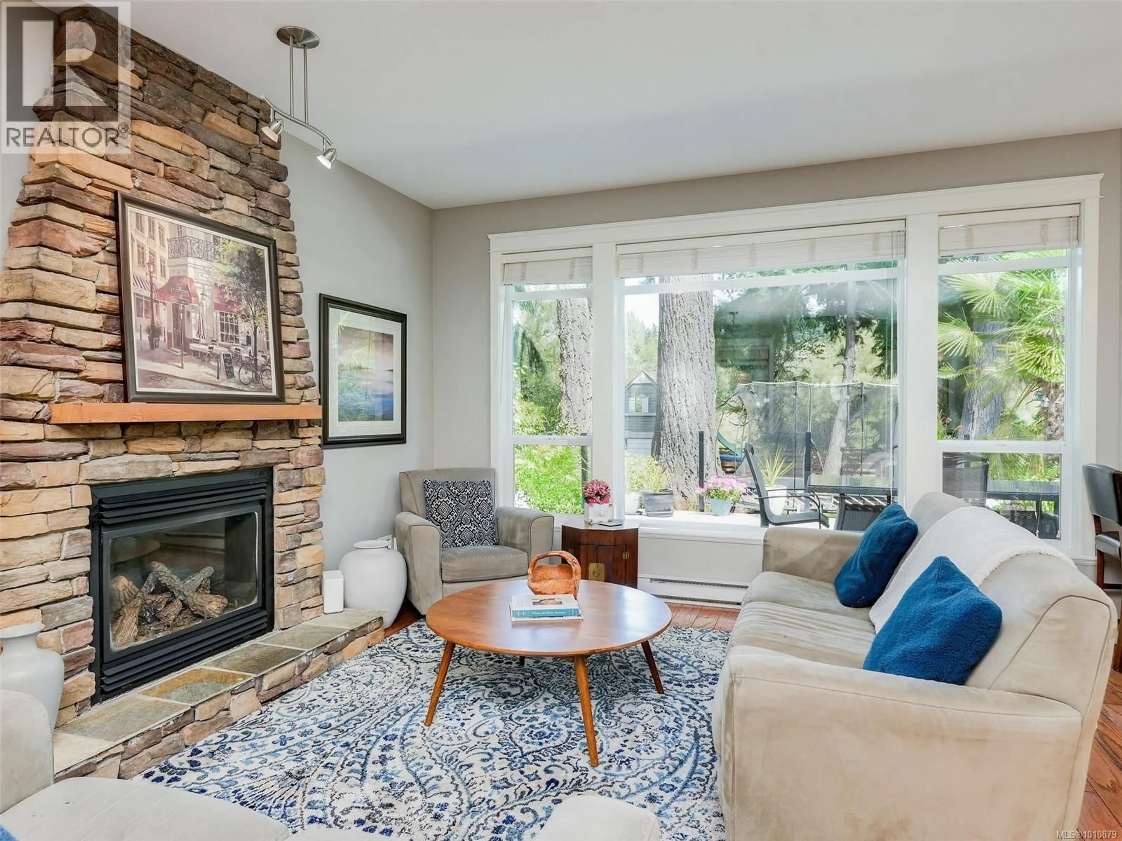 Living room with furniture, unknown for 559 CASELTON PLACE, Saanich British Columbia V8Z7Y5