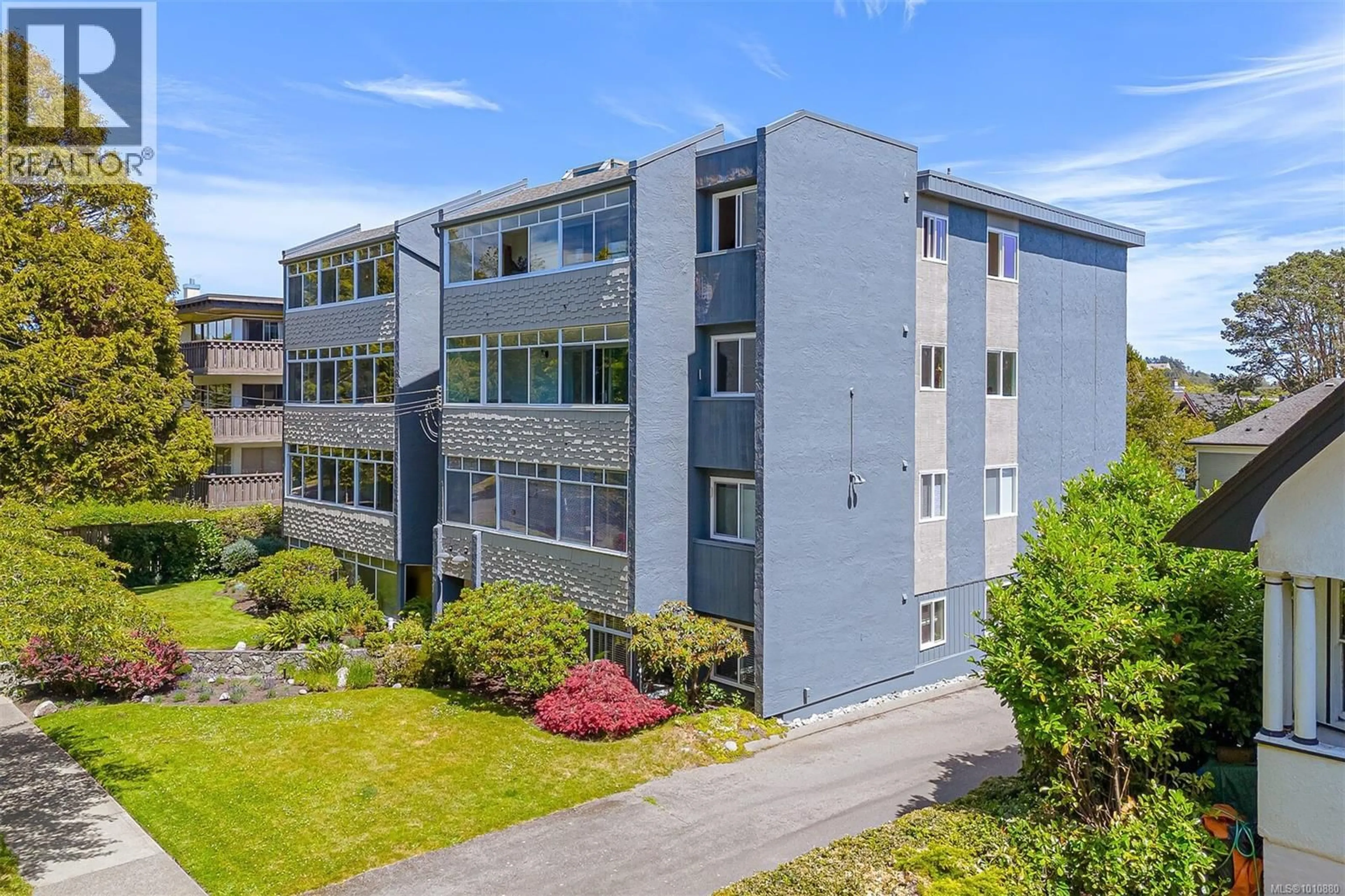 A pic from outside/outdoor area/front of a property/back of a property/a pic from drone, building for 401 - 978 HEYWOOD AVENUE, Victoria British Columbia V8V2Y4