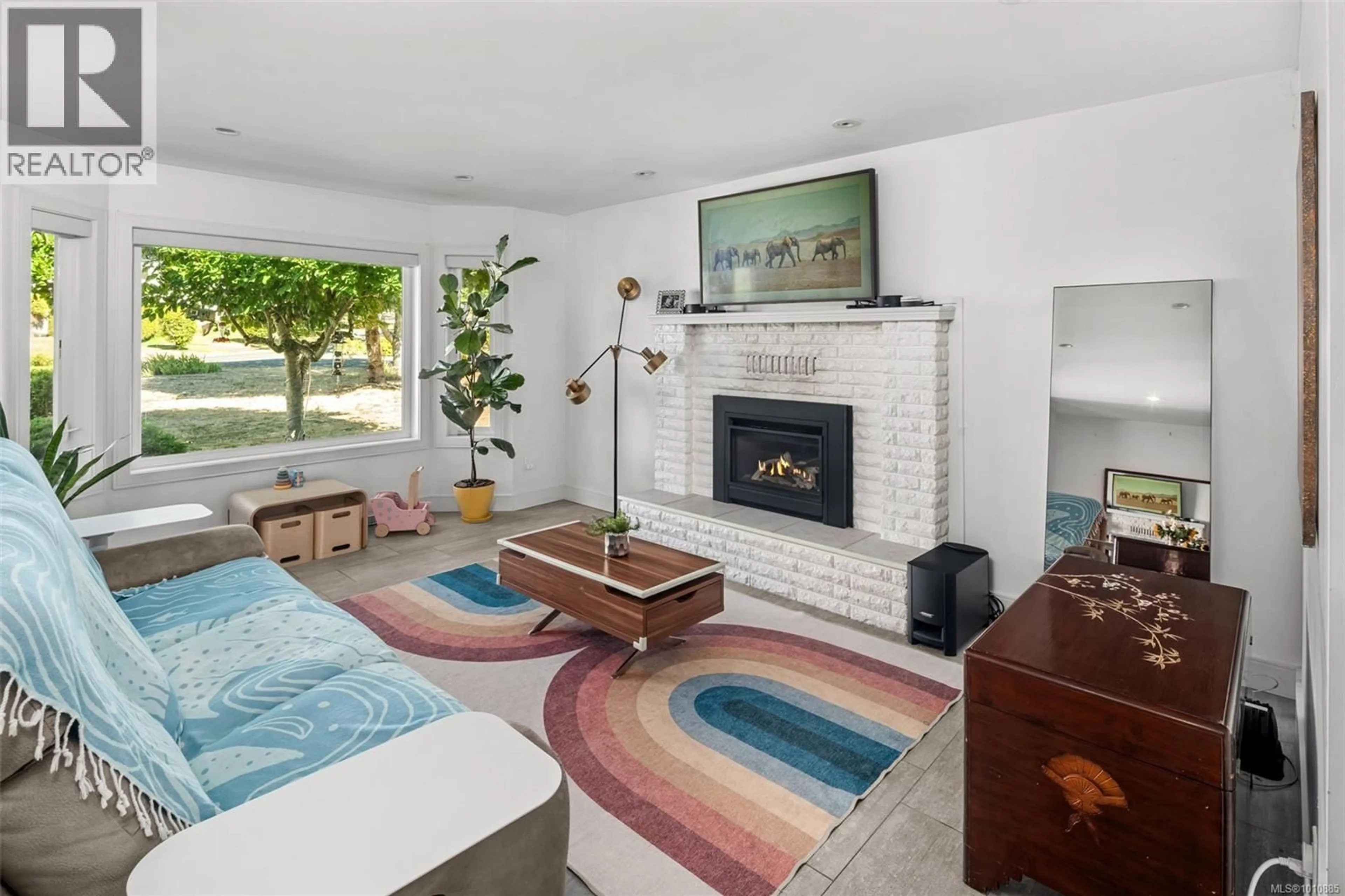 Living room with furniture, unknown for 4007 MALTON AVENUE, Saanich British Columbia V8X4W1
