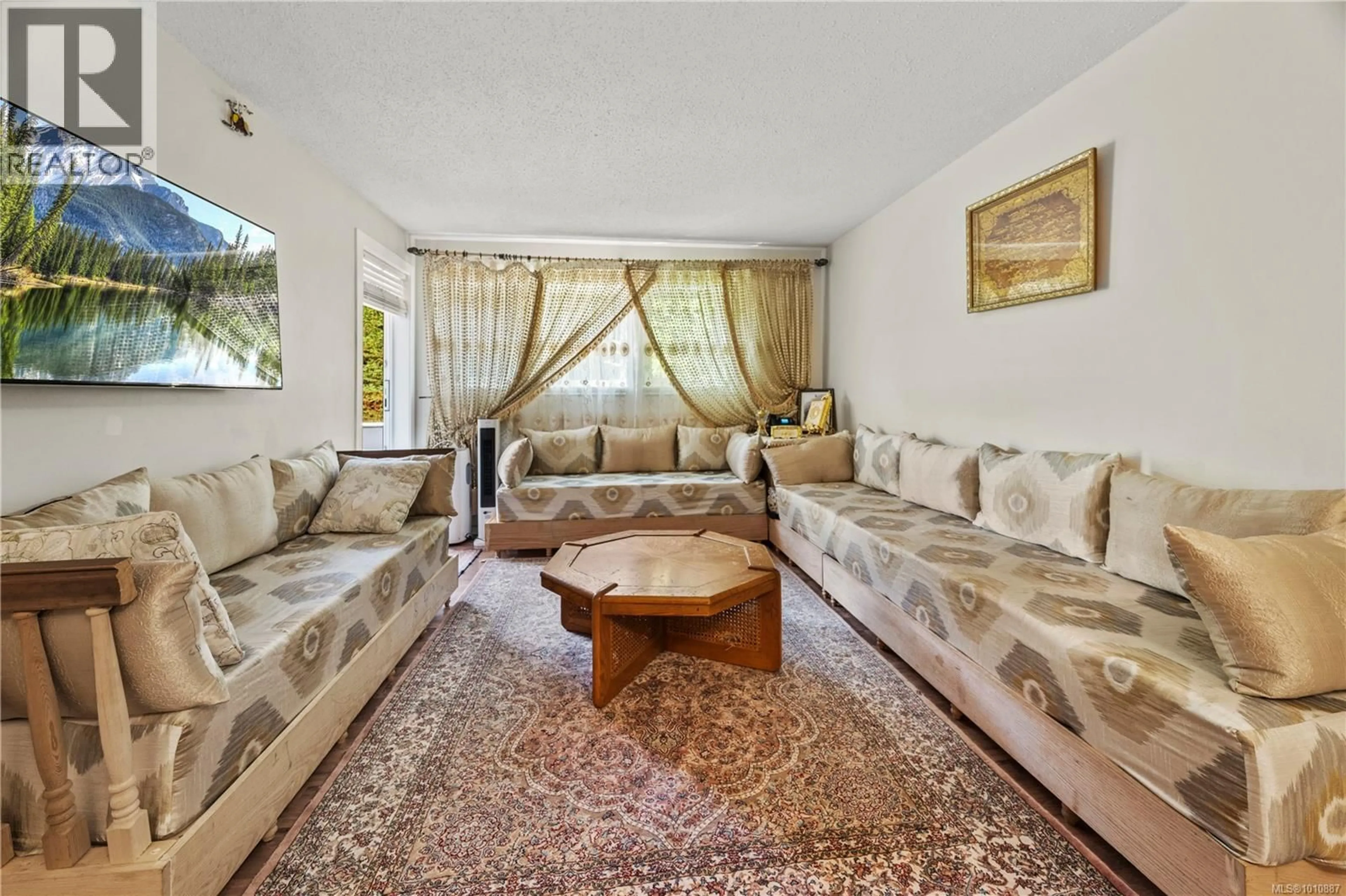 Living room with furniture, carpet floor for 104 - 3258 ALDER STREET, Saanich British Columbia V8X1P2